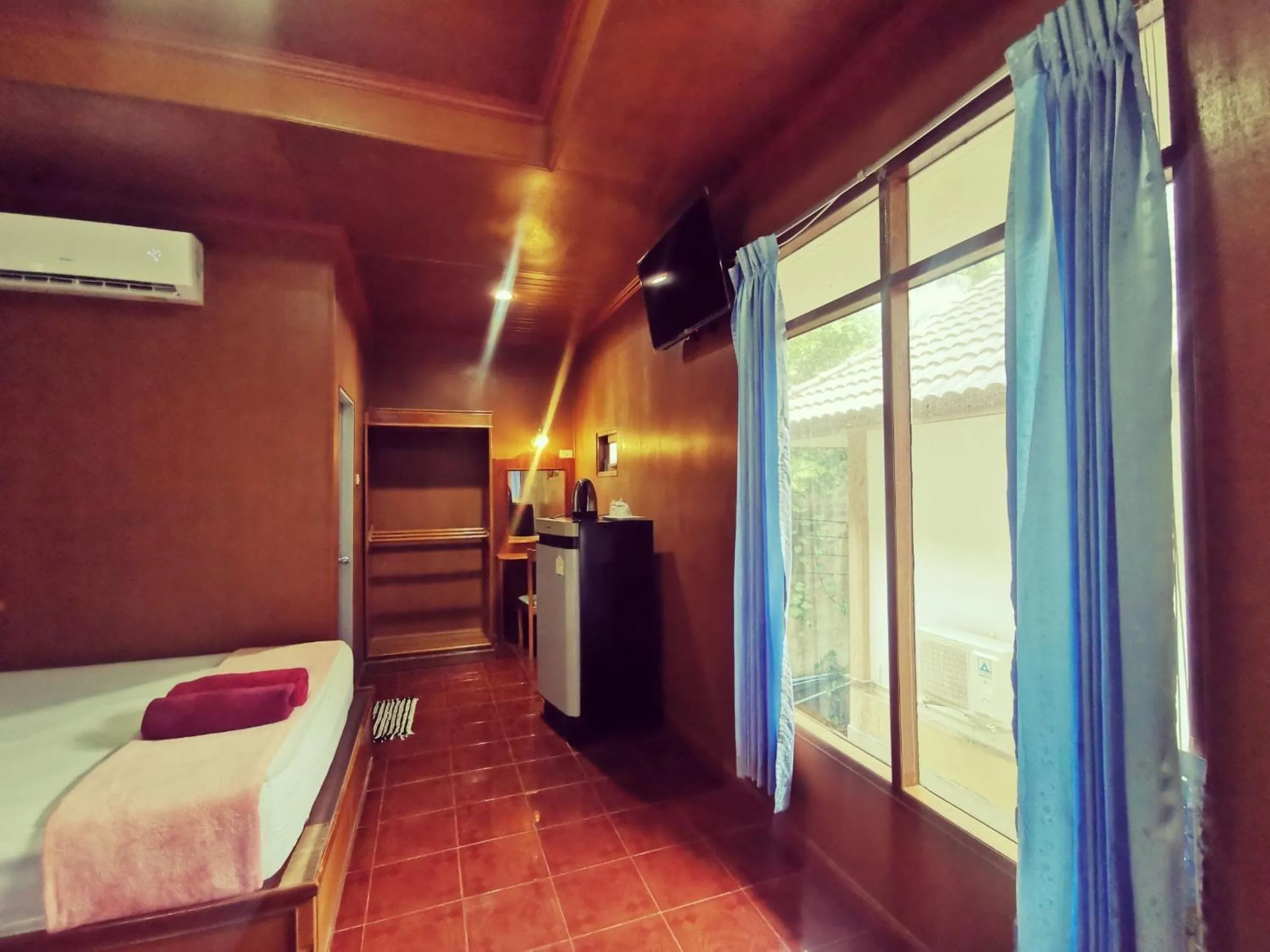 Bed in Rainbow Bungalow Haadrin Koh Phangan