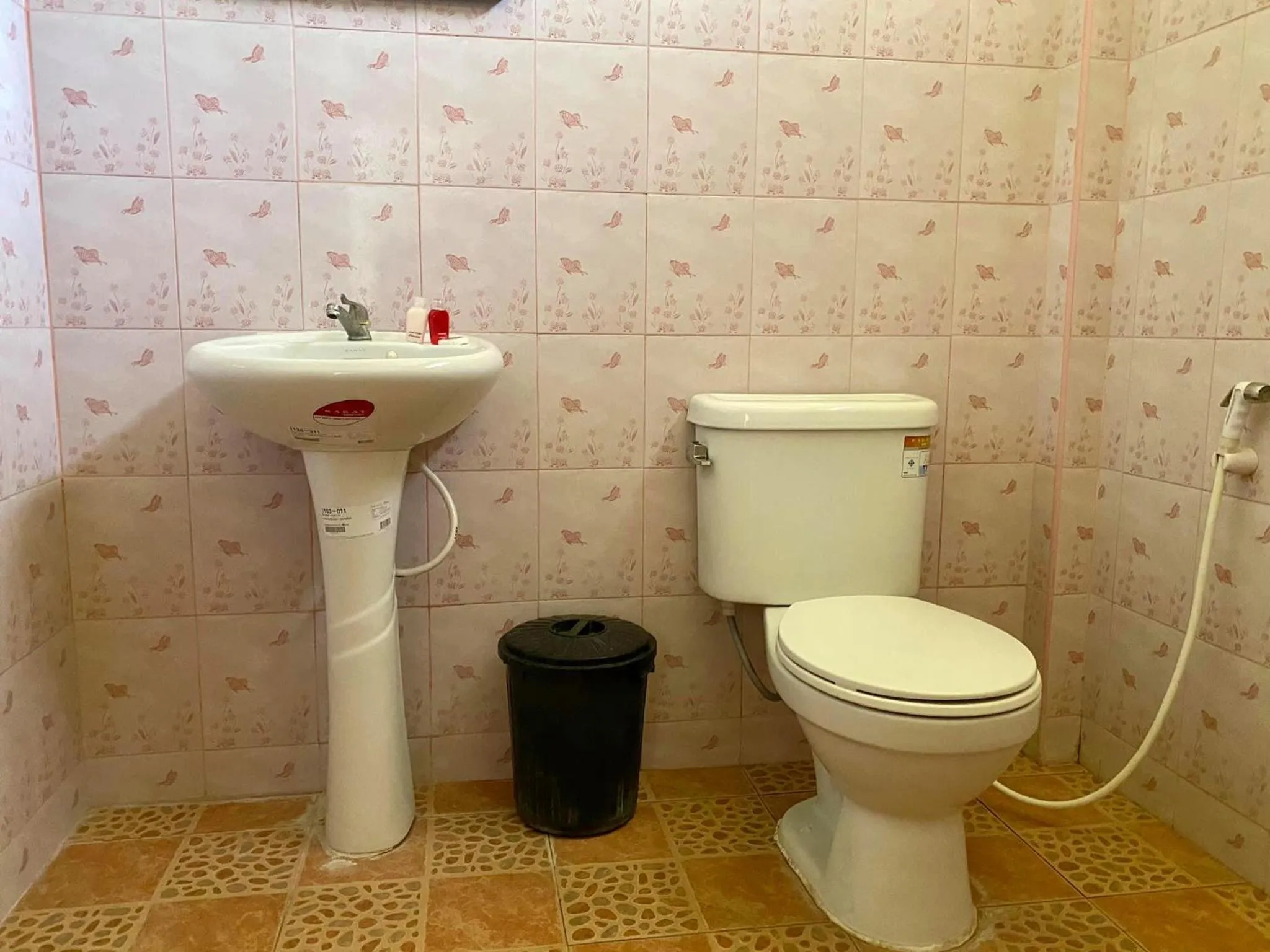 Toilet in Rainbow Bungalow Haadrin Koh Phangan