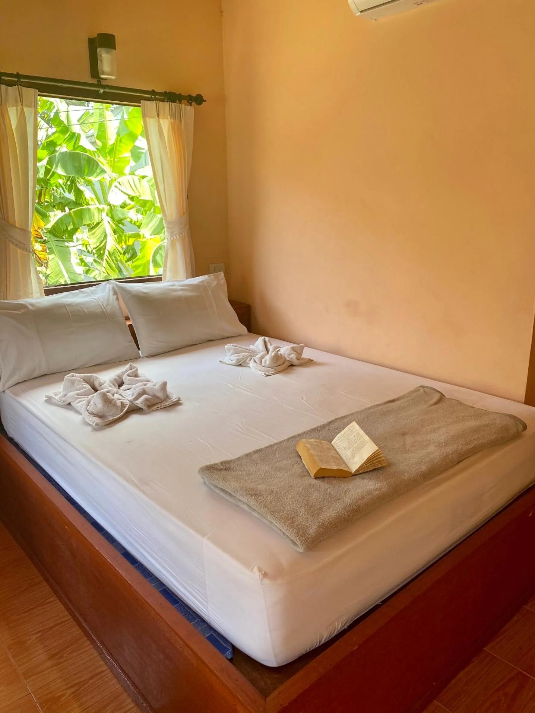 Bed in Rainbow Bungalow Haadrin Koh Phangan