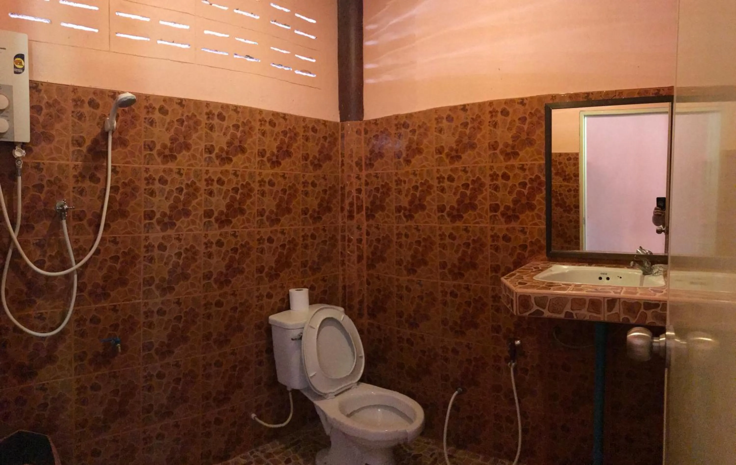 Shower in Rainbow Bungalow Haadrin Koh Phangan