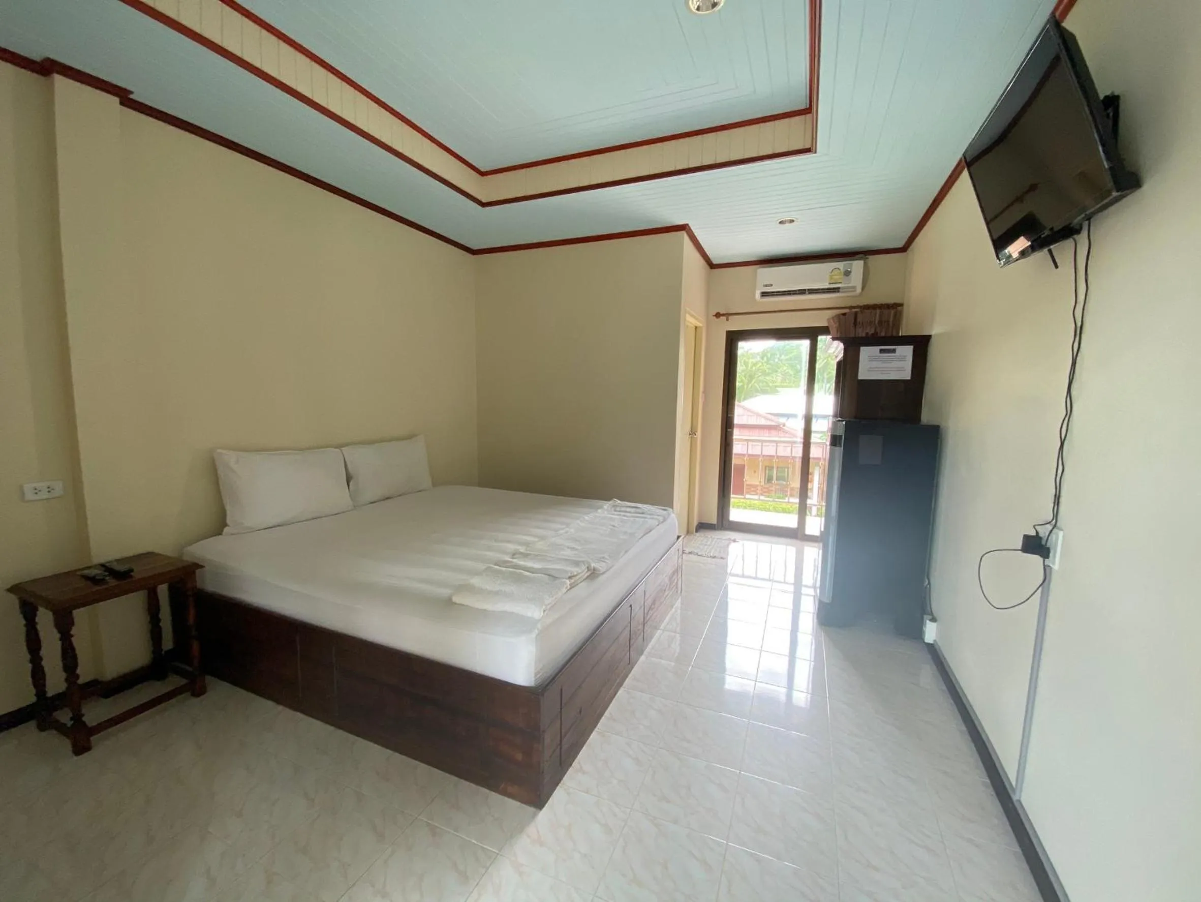 Bed in Rainbow Bungalow Haadrin Koh Phangan