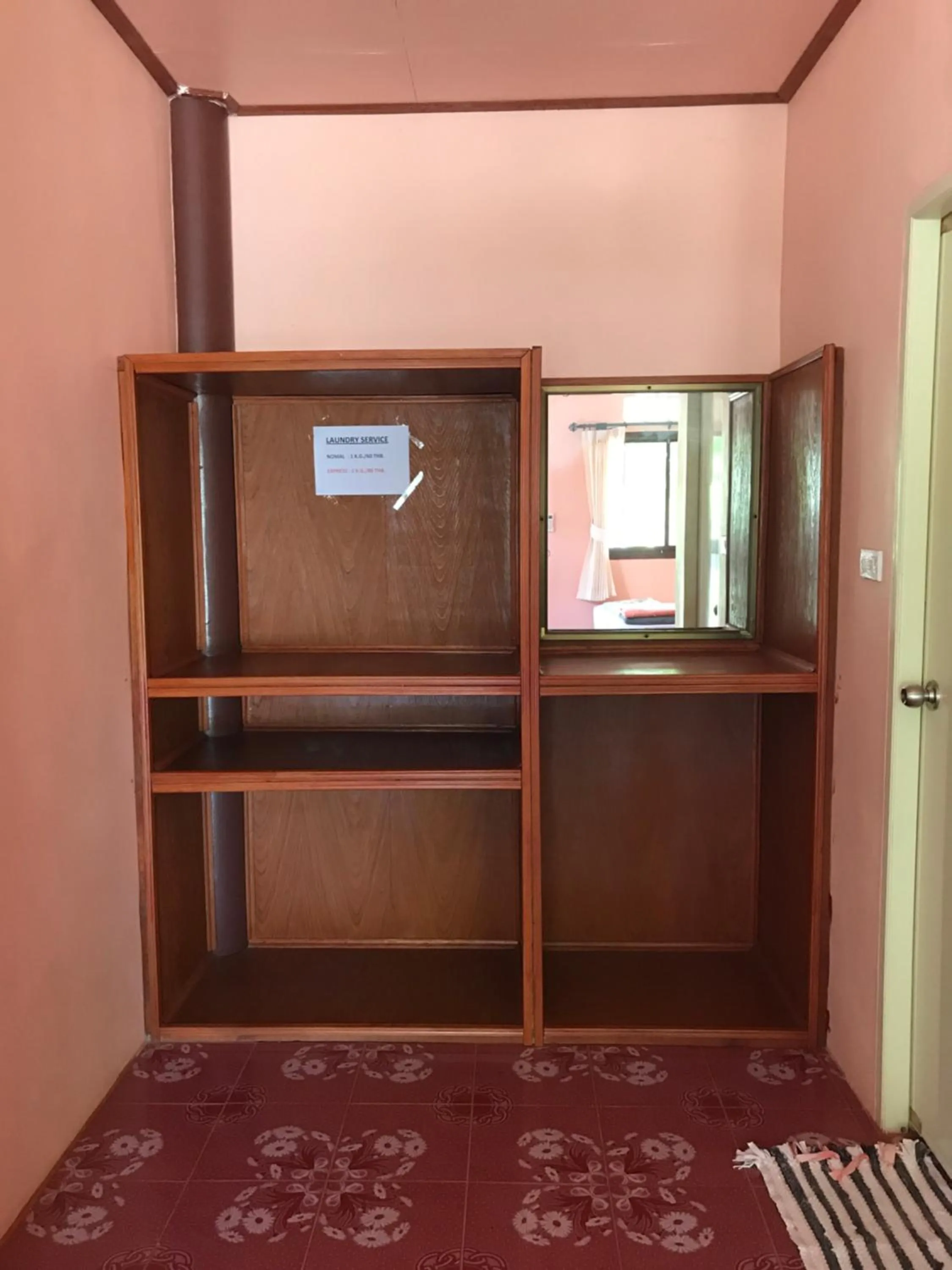 wardrobe in Rainbow Bungalow Haadrin Koh Phangan