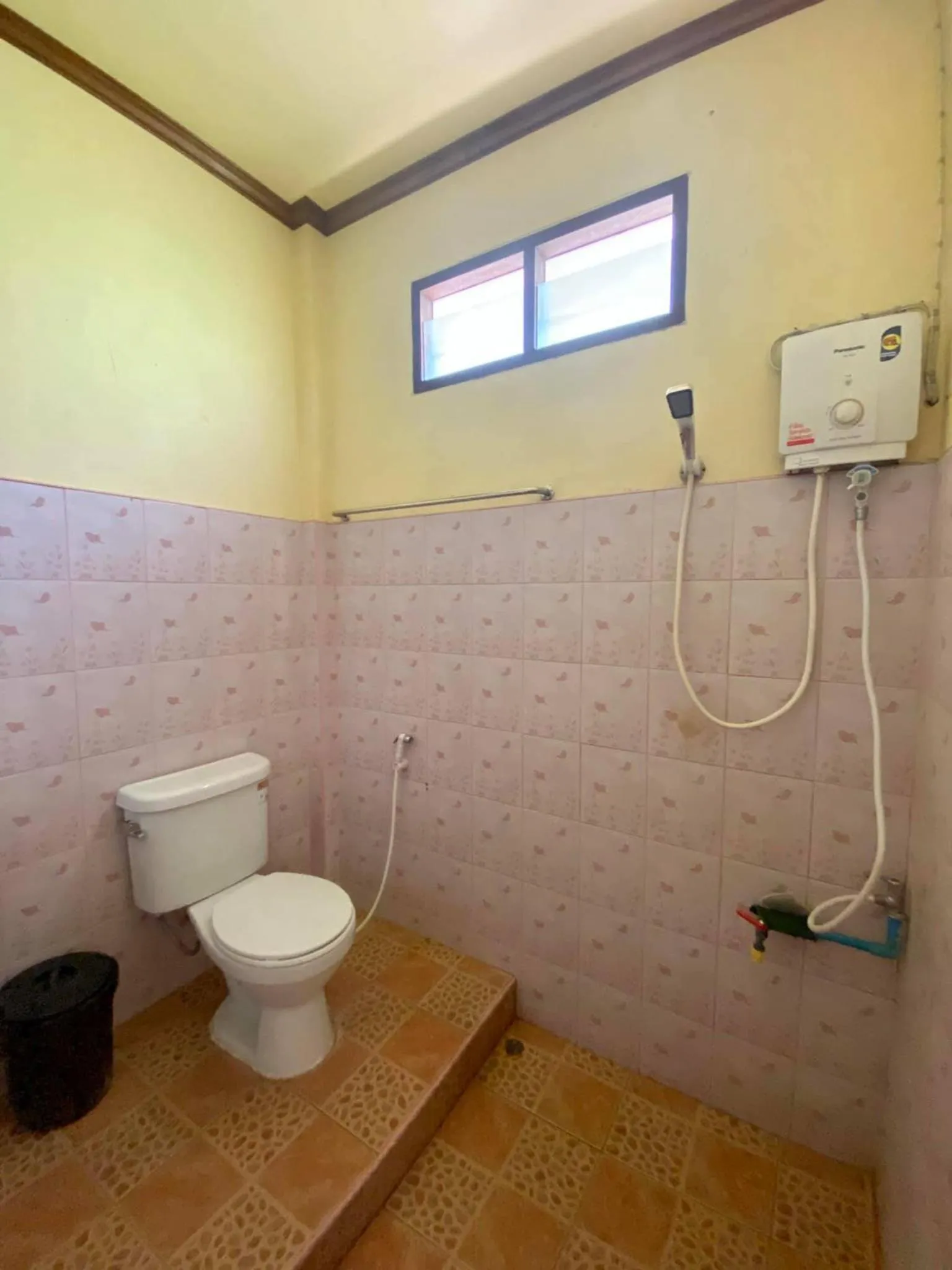 Shower in Rainbow Bungalow Haadrin Koh Phangan