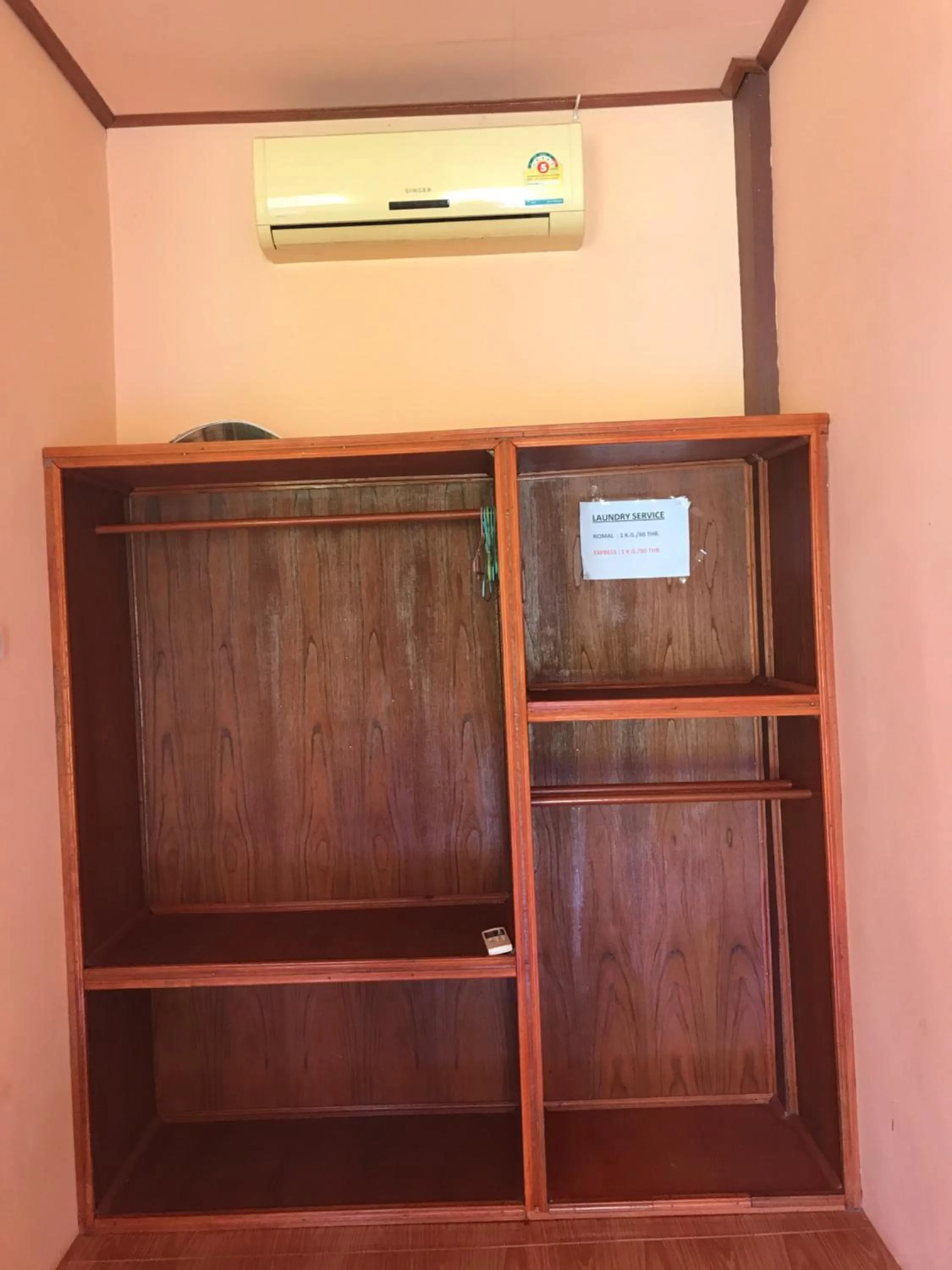 wardrobe in Rainbow Bungalow Haadrin Koh Phangan