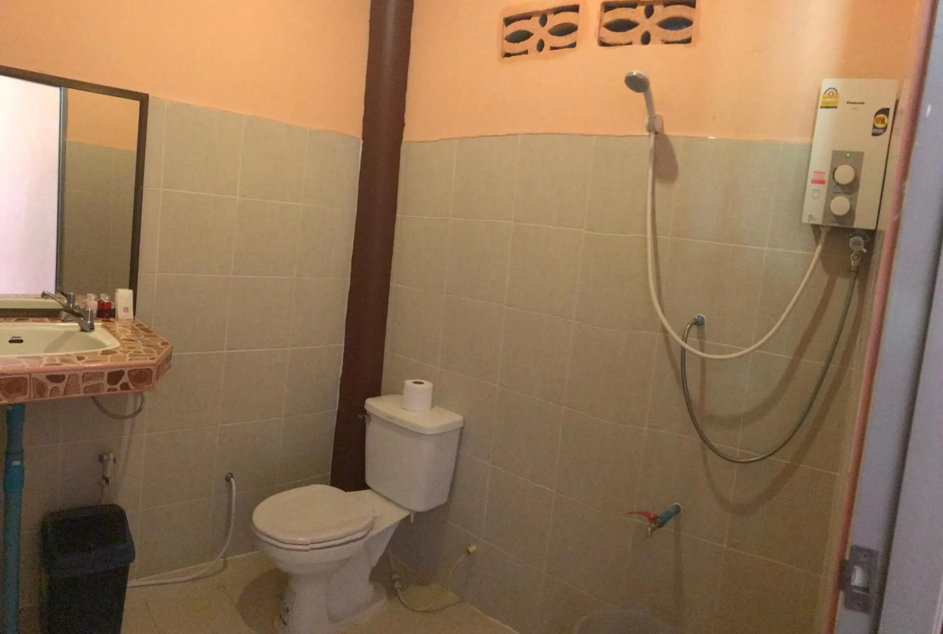 Shower in Rainbow Bungalow Haadrin Koh Phangan