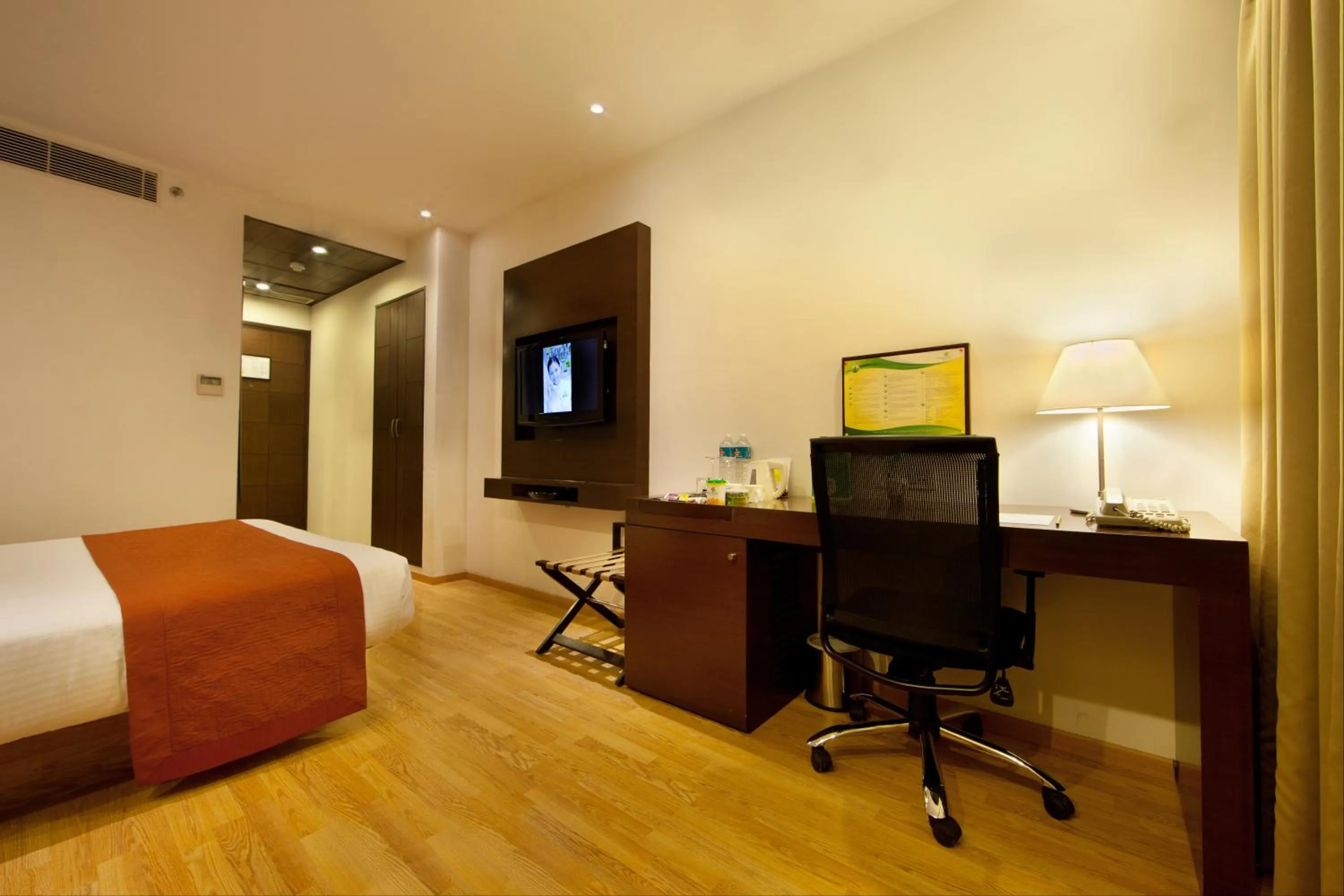 Bedroom, Bed in Lemon Tree Hotel, Gachibowli, Hyderabad