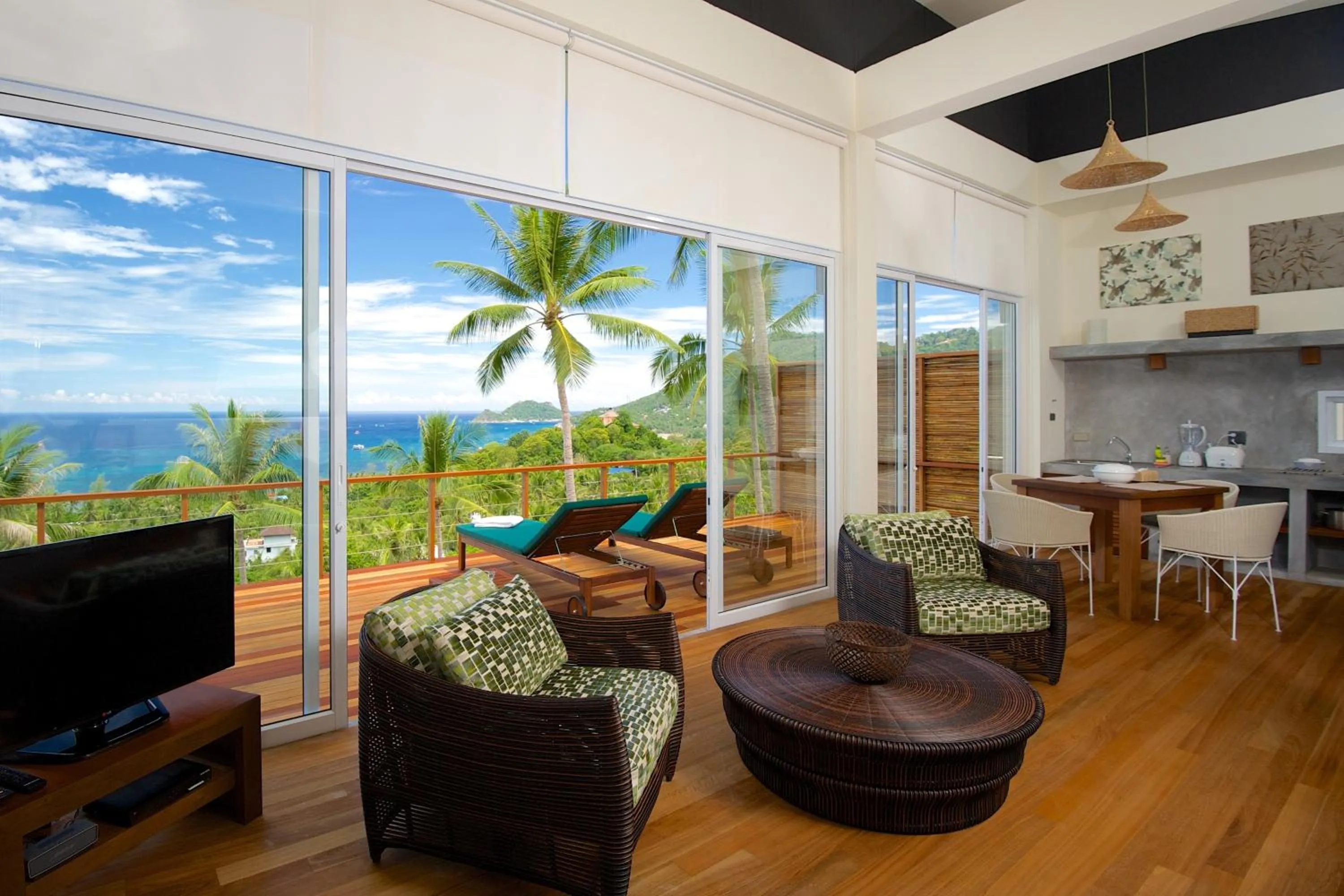 TV and multimedia in Overthemoon Luxury Pool Villas