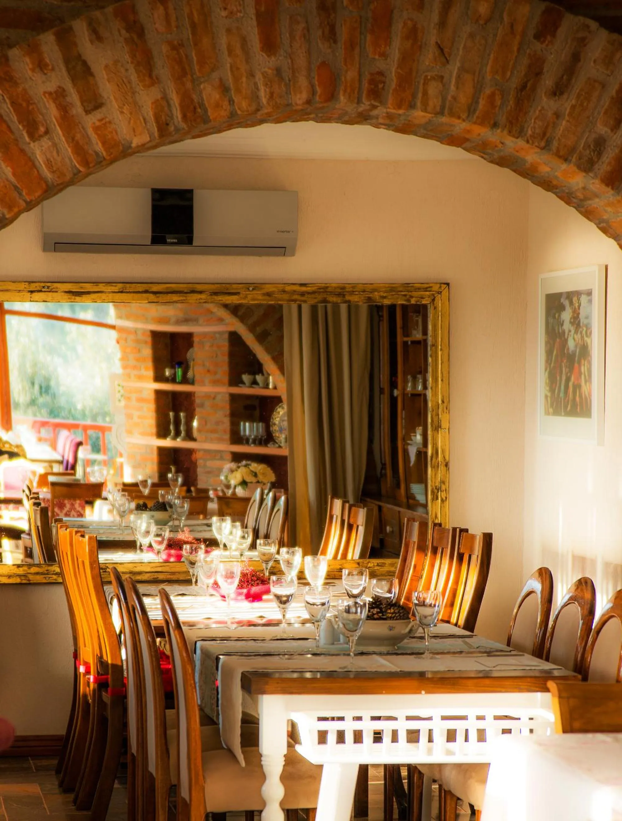 Restaurant/places to eat in Aeneas Hotel