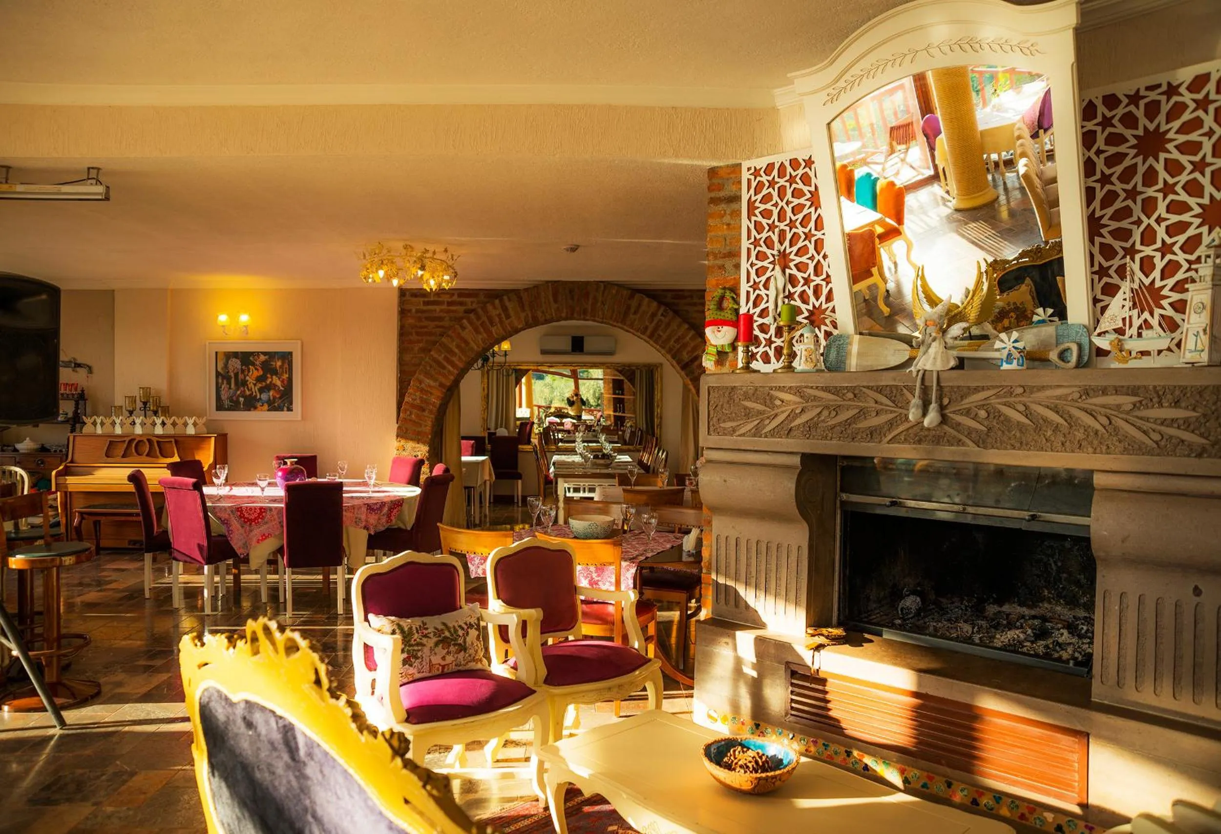 Restaurant/places to eat in Aeneas Hotel