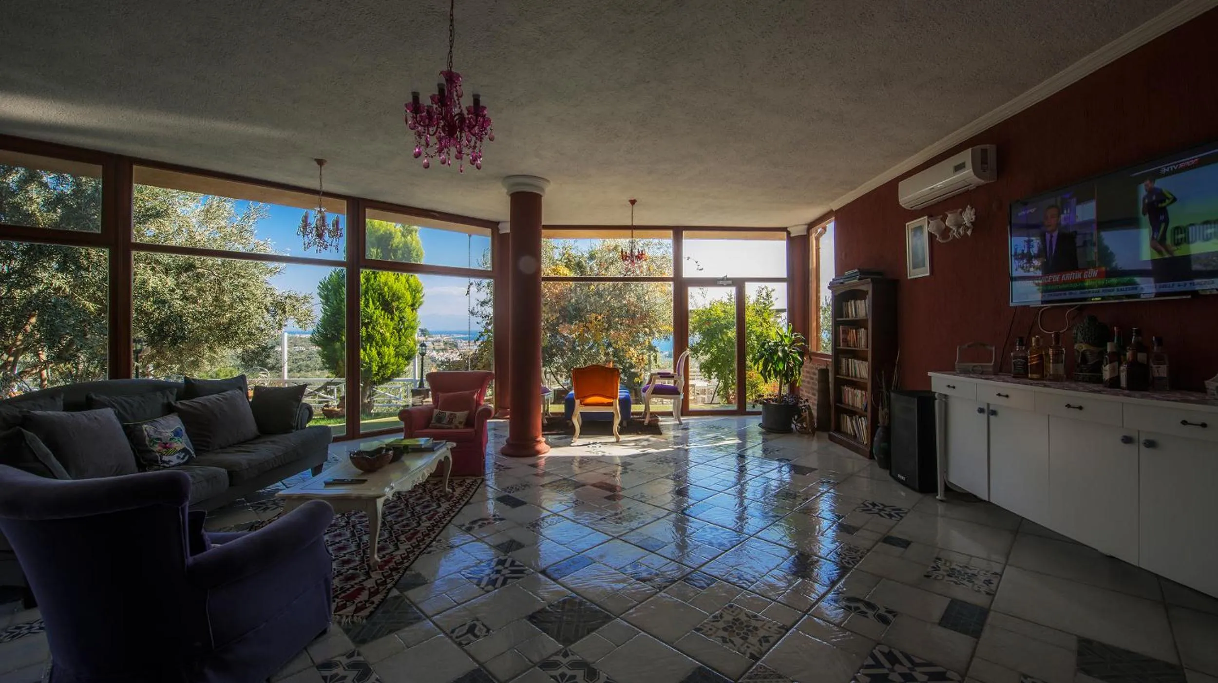 Communal lounge/ TV room in Aeneas Hotel