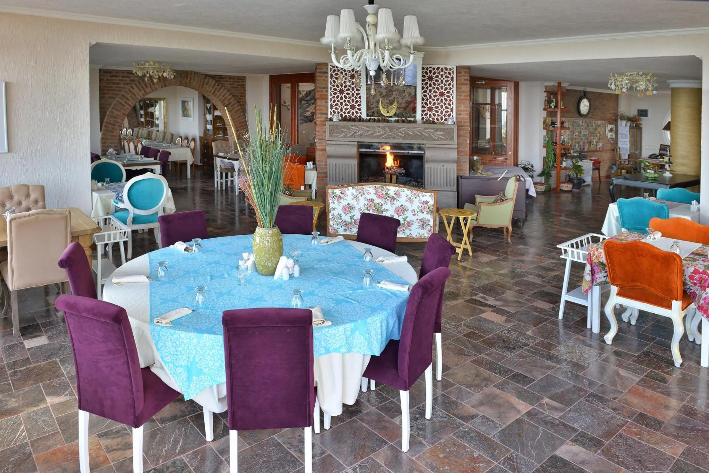 Restaurant/places to eat in Aeneas Hotel