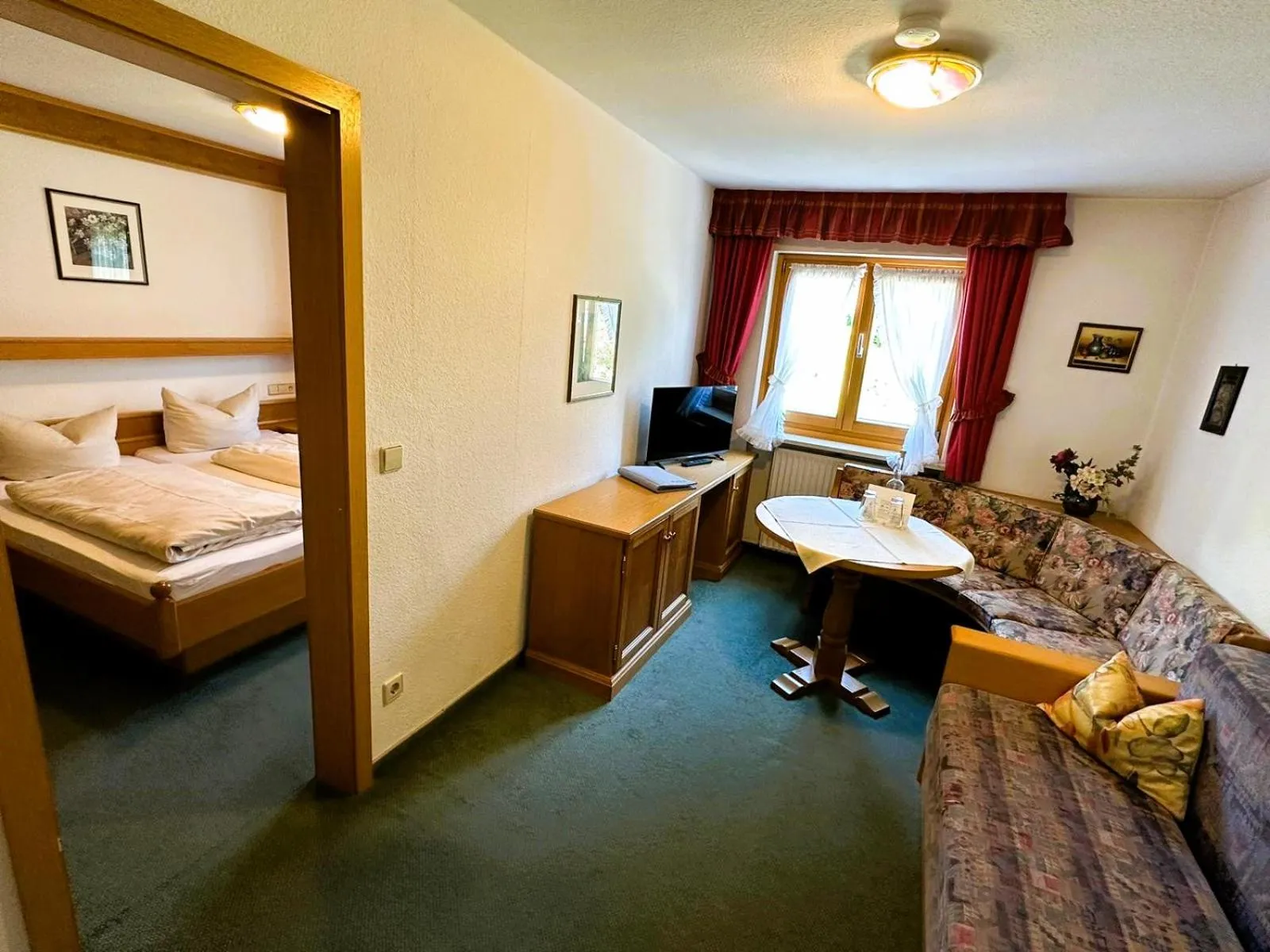 Living room, Bed in Hotel Sonnleiten