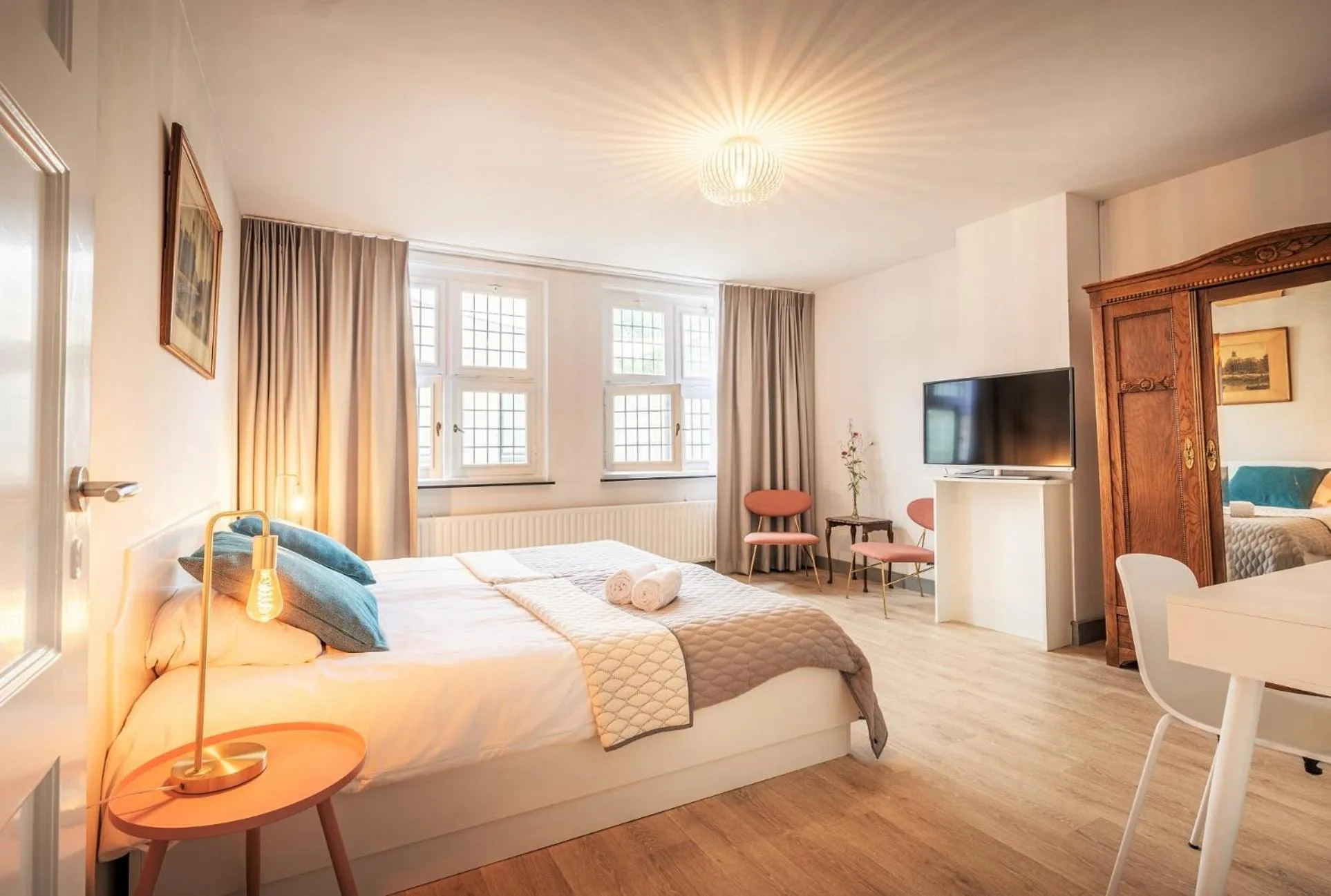 Photo of the whole room, Bed in Hotel Nieuw Antiek