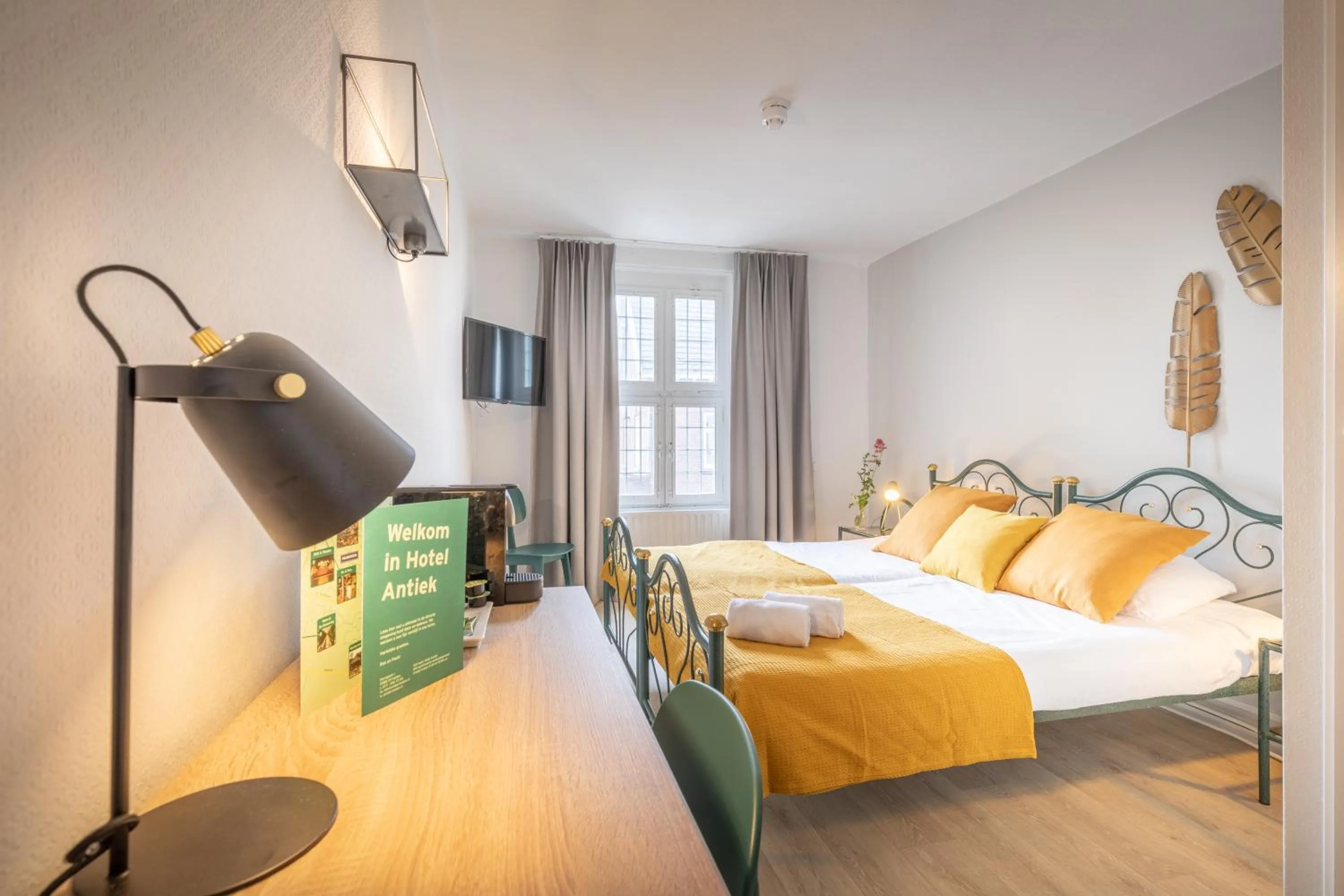 Photo of the whole room, Bed in Hotel Nieuw Antiek