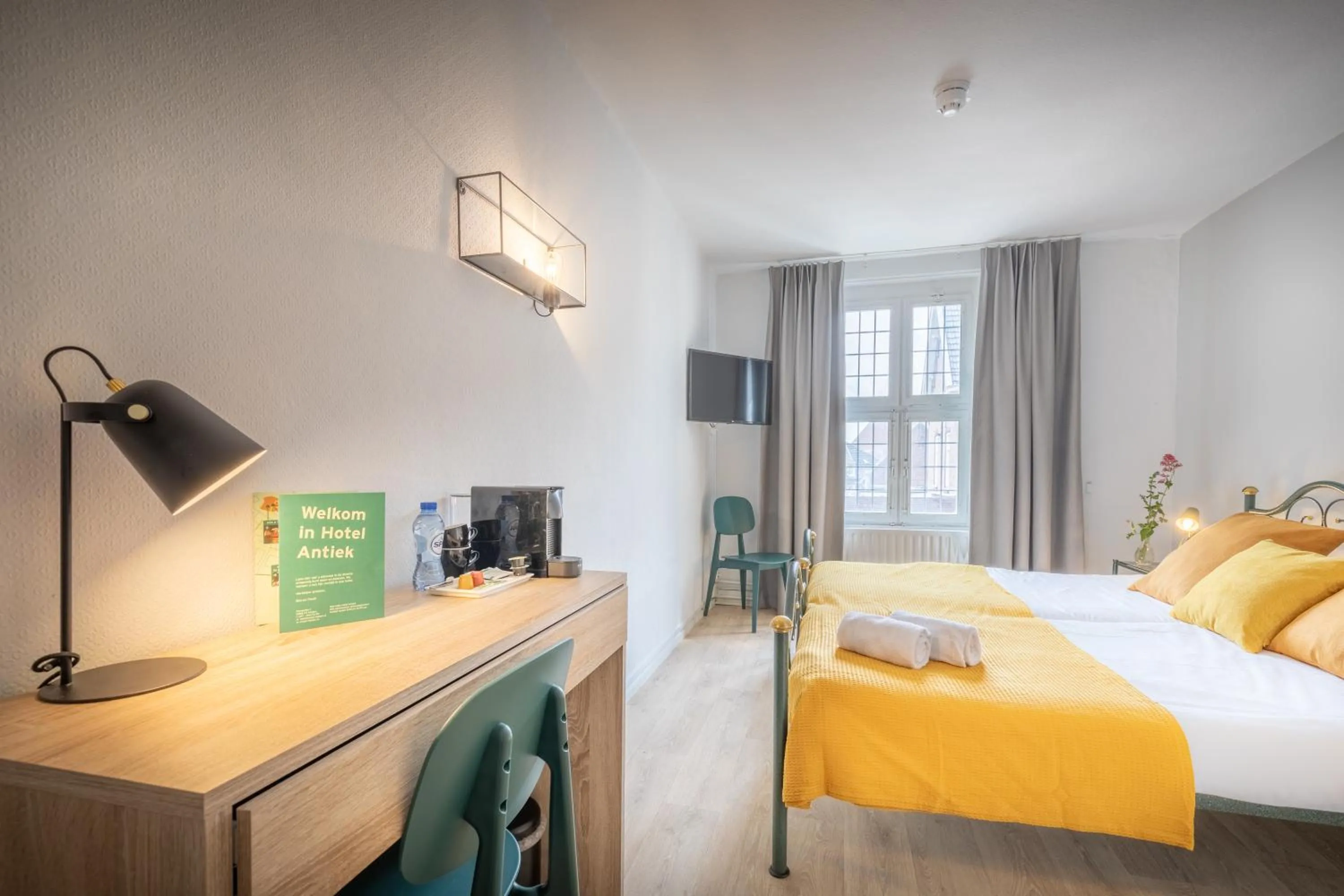 Photo of the whole room, Bed in Hotel Nieuw Antiek