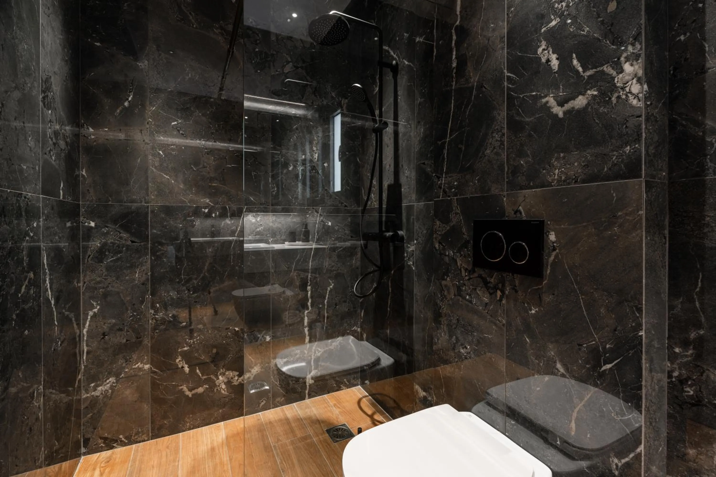 Shower in Omikron Luxury Residences by Semavί