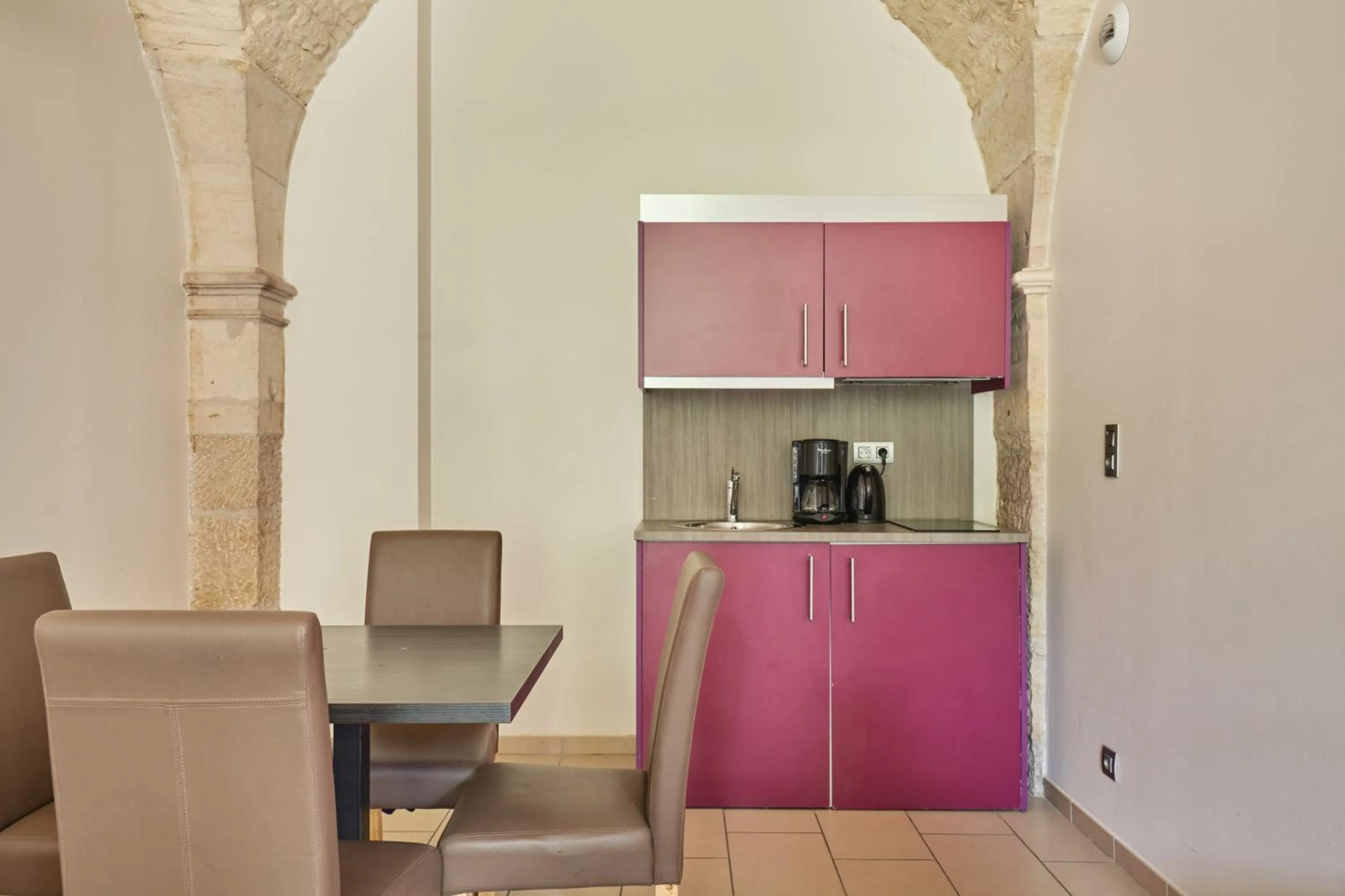 Kitchen or kitchenette in Appart'hôtel Odalys City - Dijon Centre Les Cordeliers