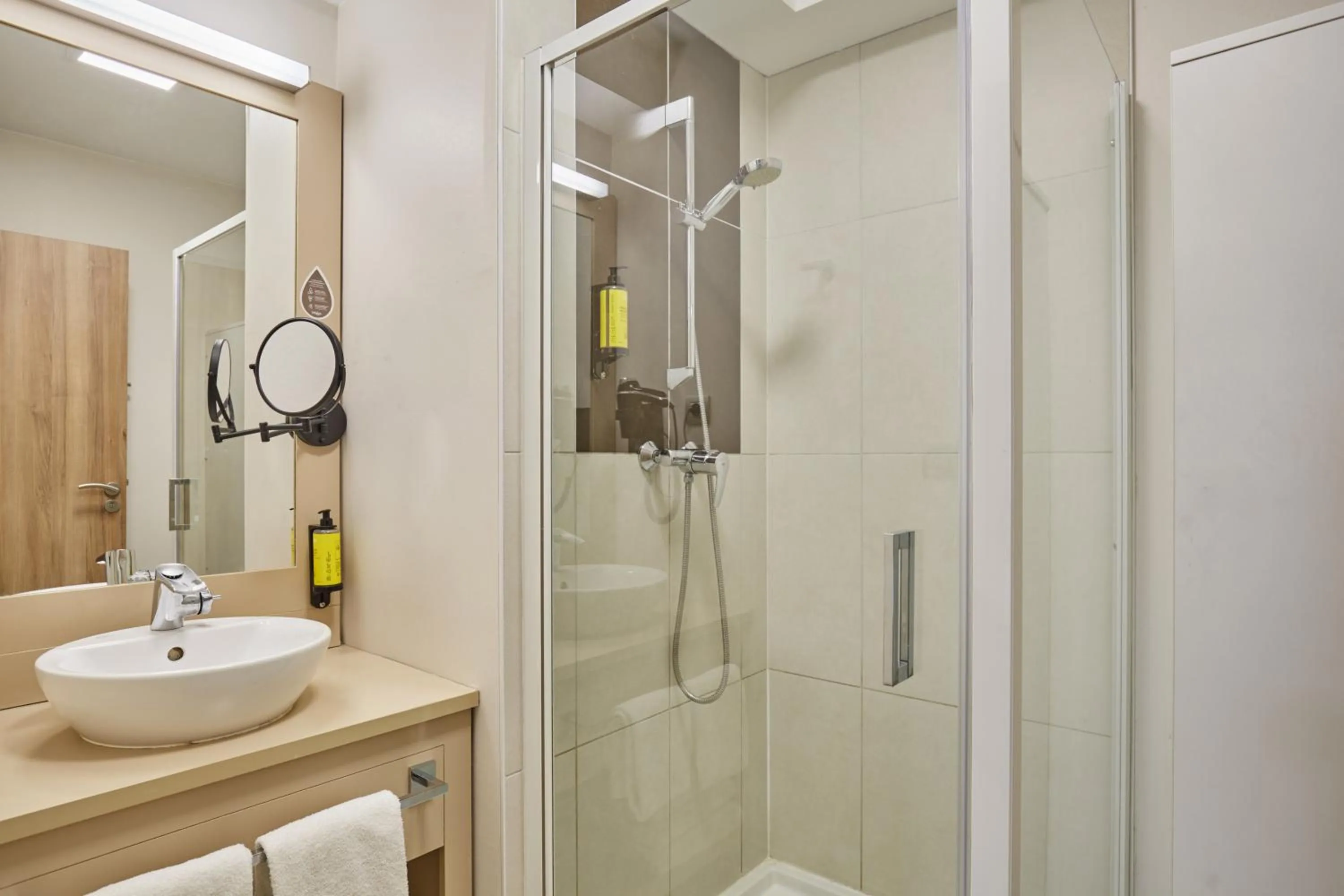 Bathroom in Appart'hôtel Odalys City - Dijon Centre Les Cordeliers