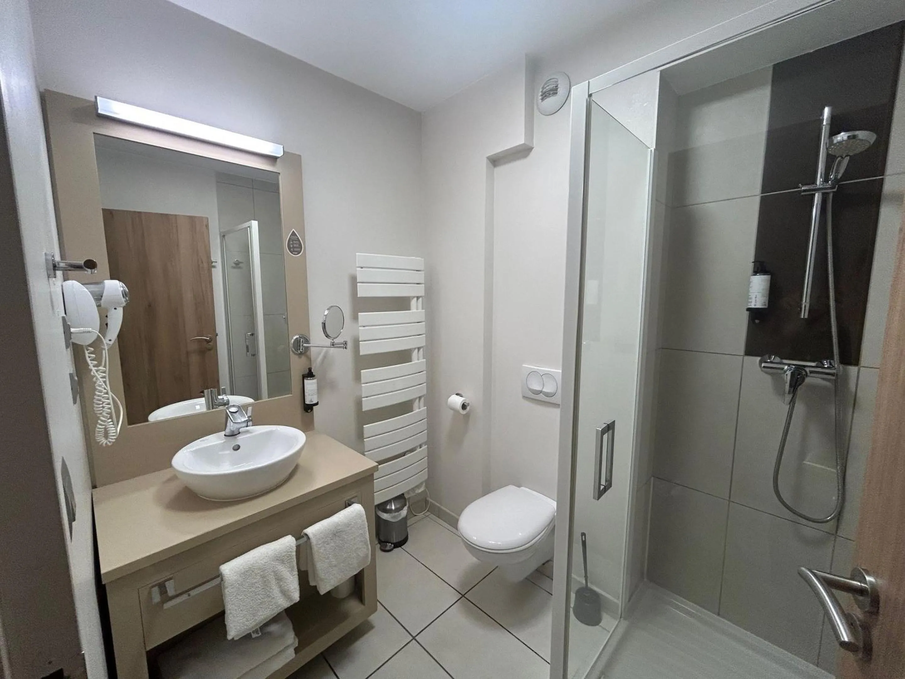 Bathroom in Appart'hôtel Odalys City - Dijon Centre Les Cordeliers