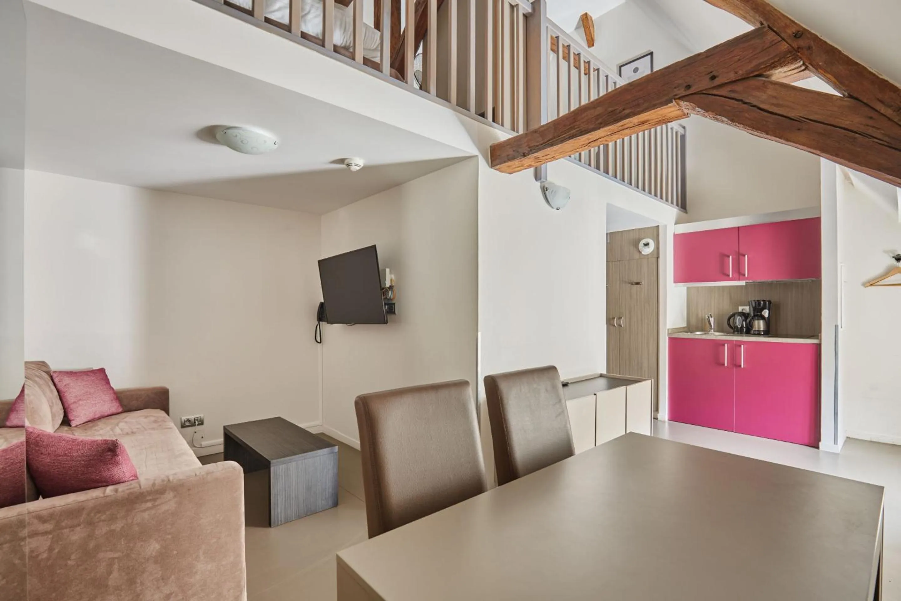 TV and multimedia in Appart'hôtel Odalys City - Dijon Centre Les Cordeliers