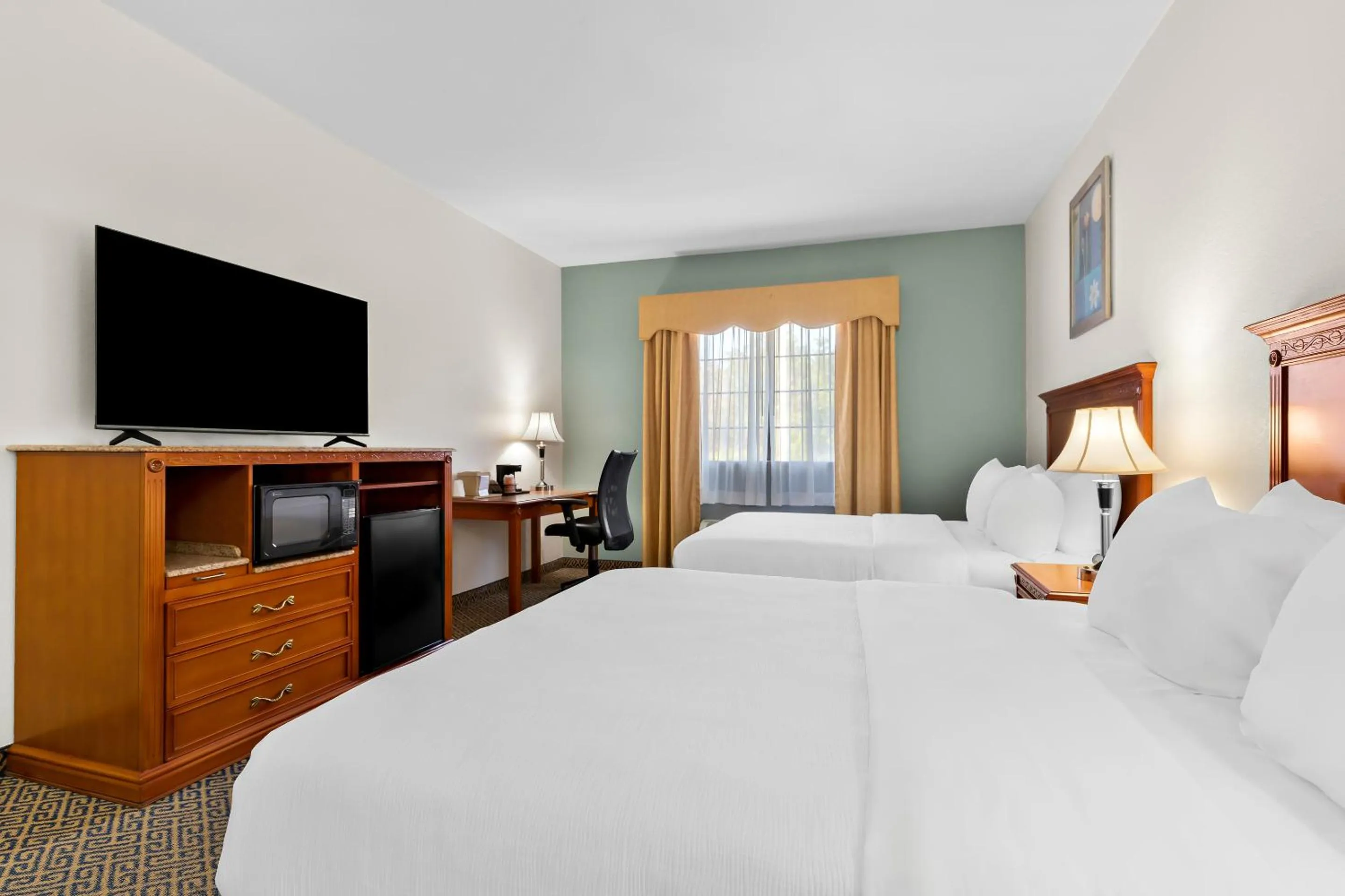 Bed in Quality Inn & Suites McAlester on Hwy 69