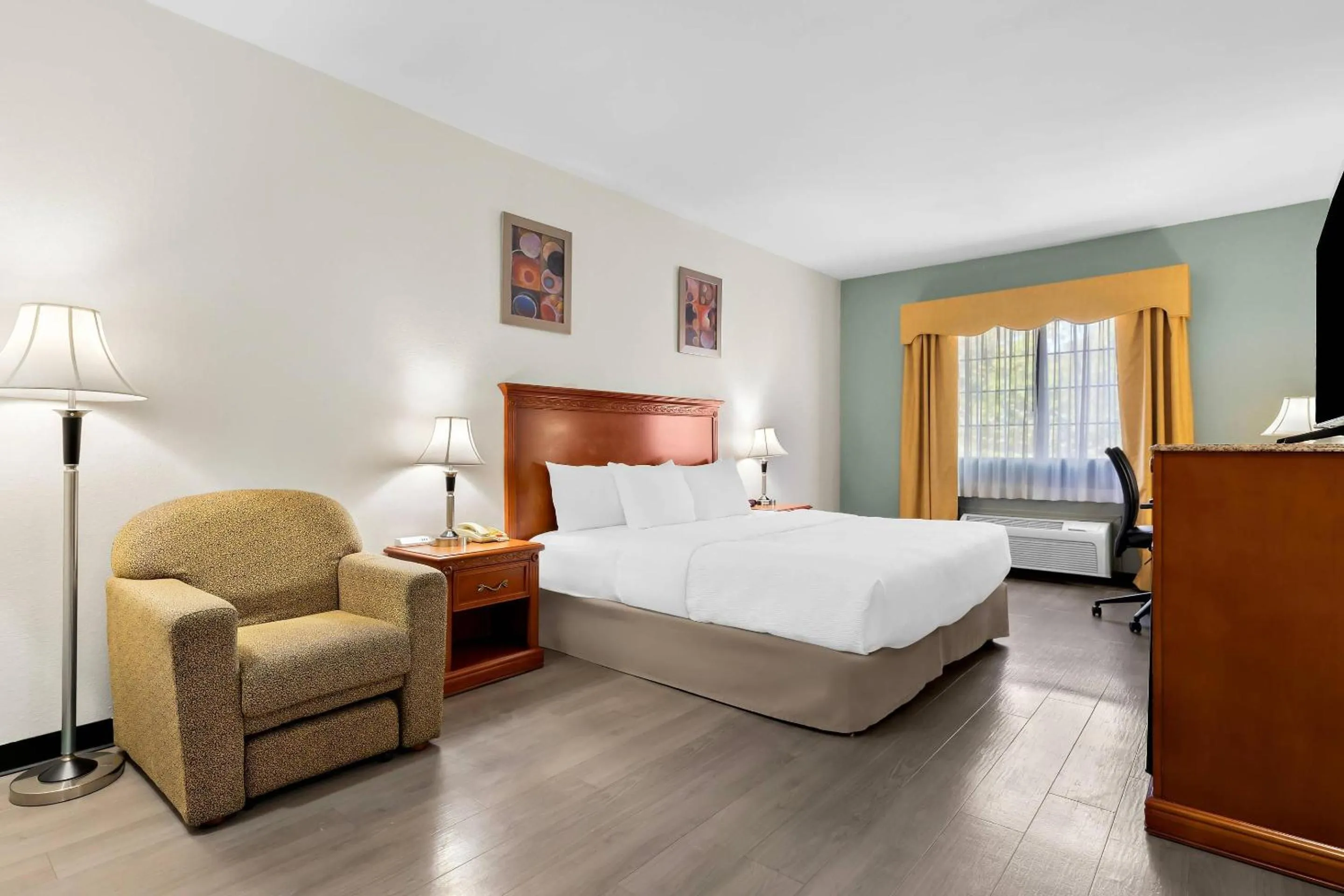 Bedroom, Bed in Quality Inn & Suites McAlester on Hwy 69