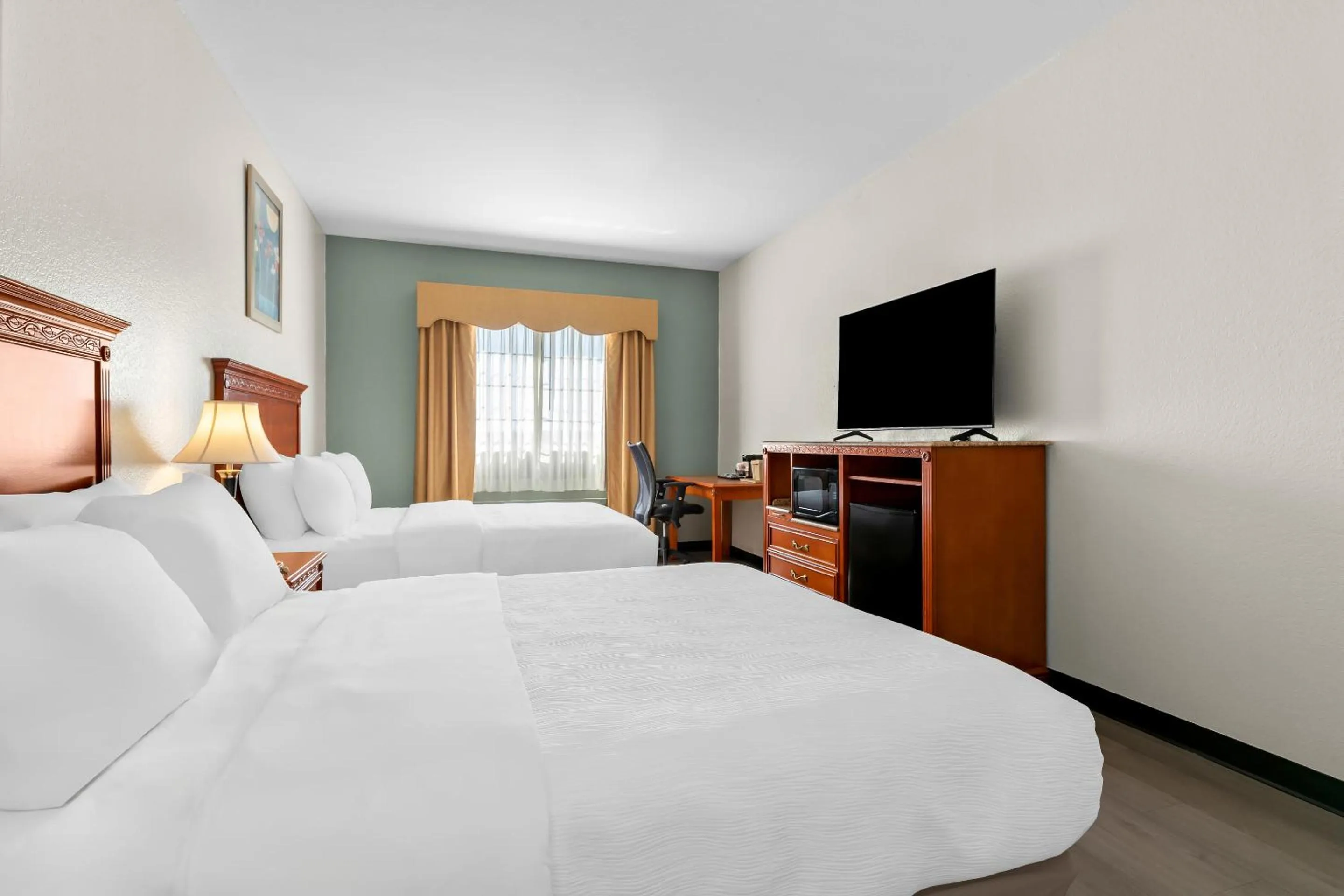 Bed in Quality Inn & Suites McAlester on Hwy 69