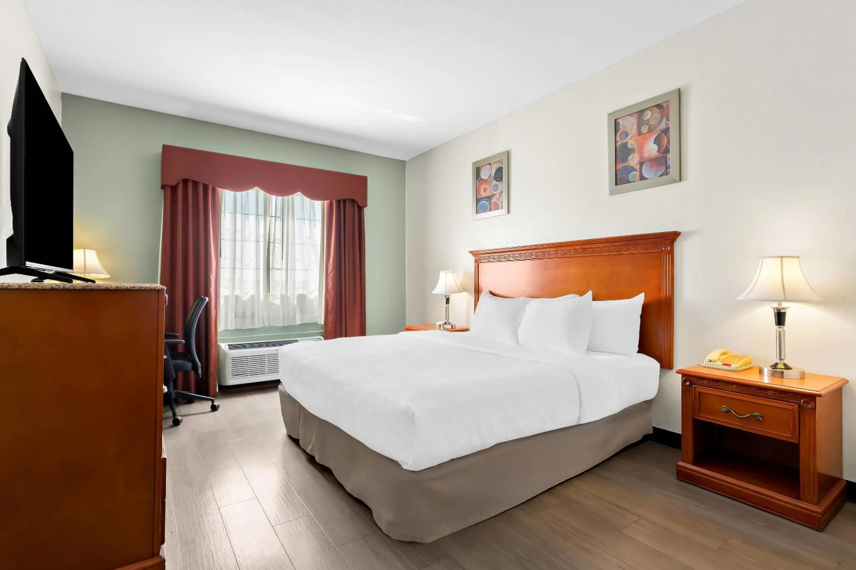 Bedroom, Bed in Quality Inn & Suites McAlester on Hwy 69