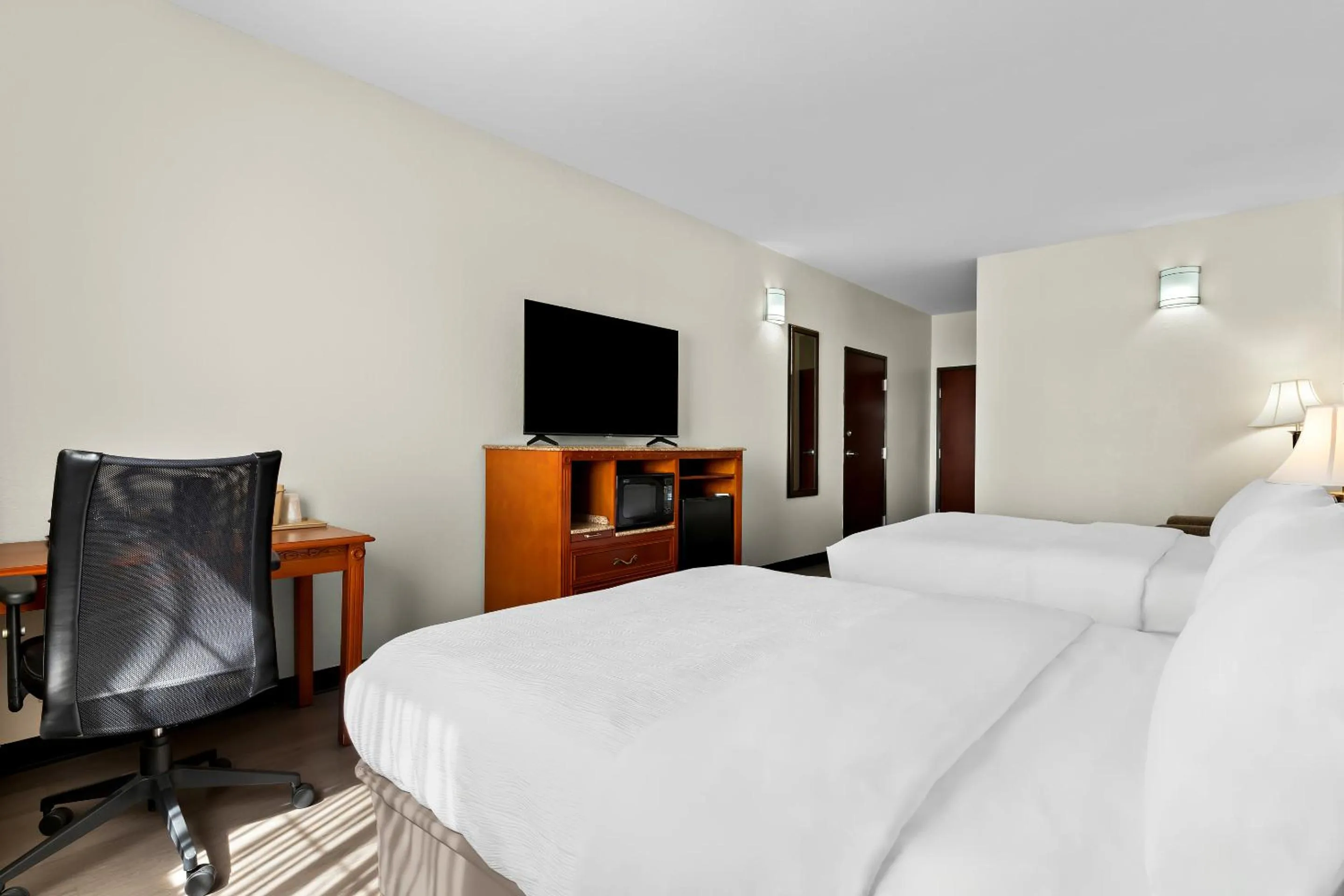 Bed in Quality Inn & Suites McAlester on Hwy 69