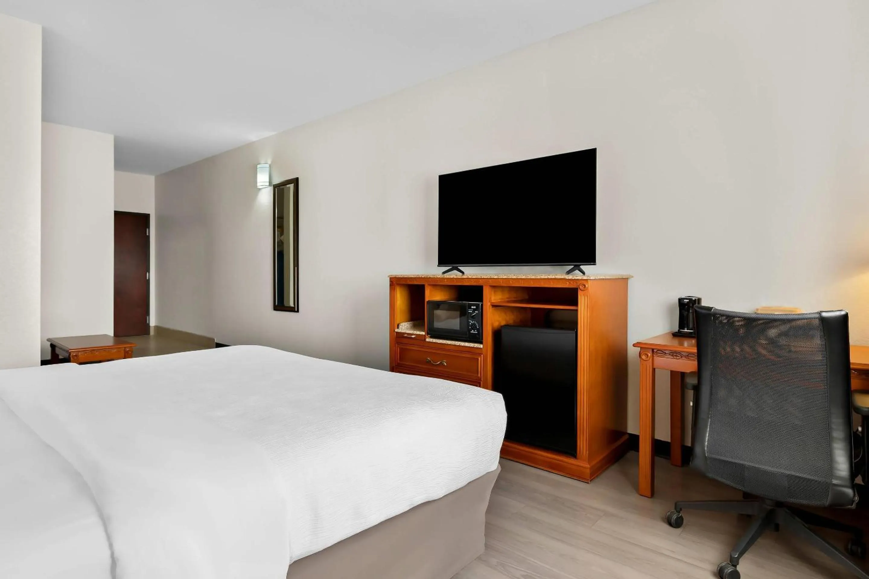 Bedroom, Bed in Quality Inn & Suites McAlester on Hwy 69