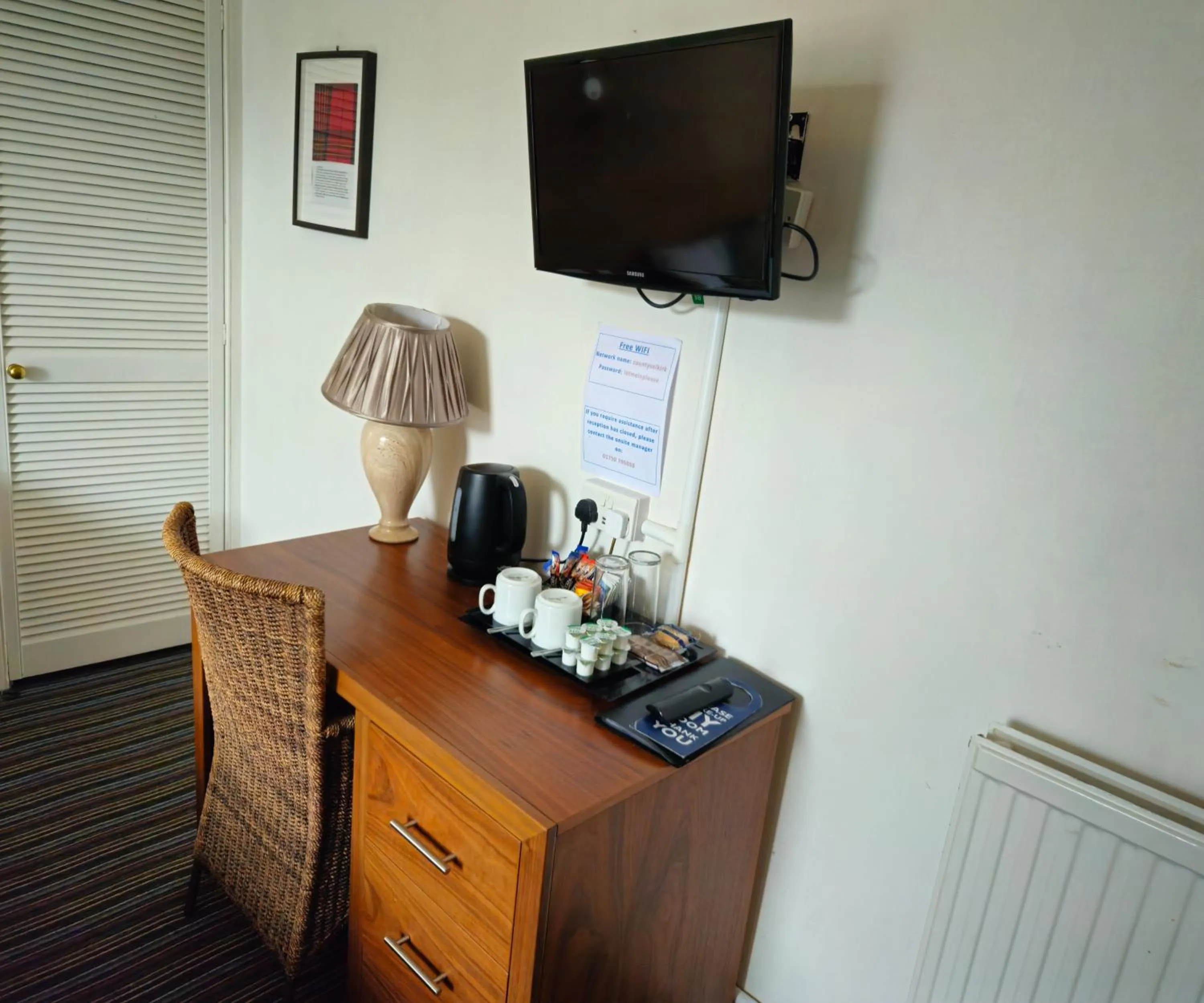 TV and multimedia in The County Hotel - Self Check-In, Ultra Fast WI-FI, Free Parking, Central Location