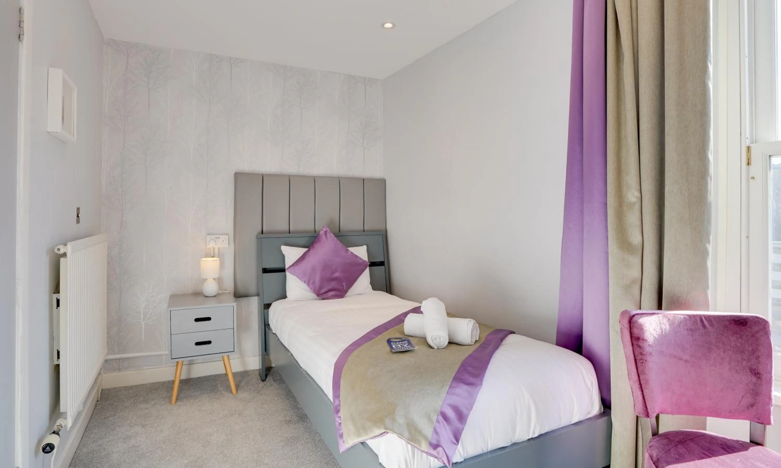 Bed in The County Hotel - Self Check-In, Ultra Fast WI-FI, Free Parking, Central Location