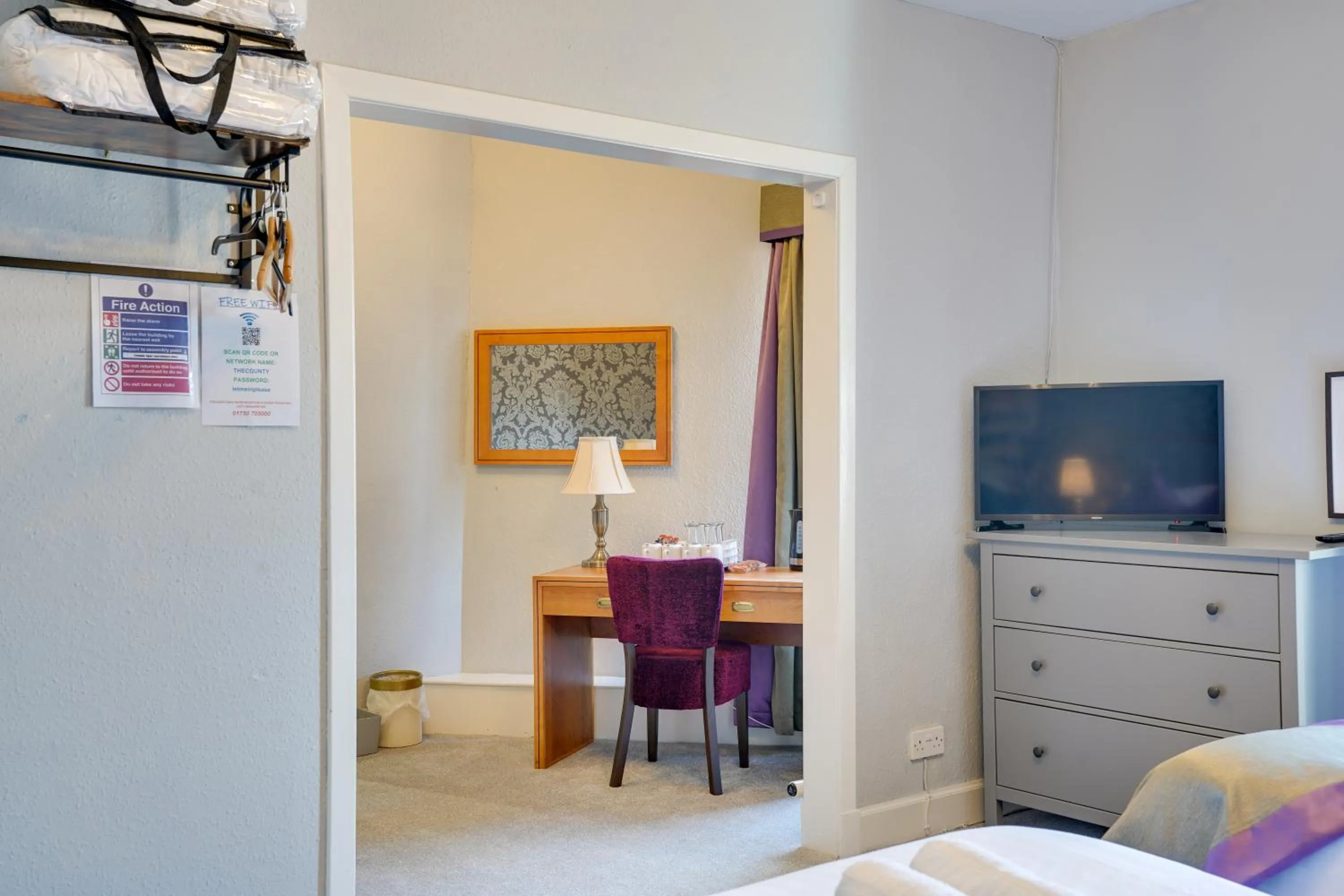 TV and multimedia, Bed in The County Hotel - Self Check-In, Ultra Fast WI-FI, Free Parking, Central Location