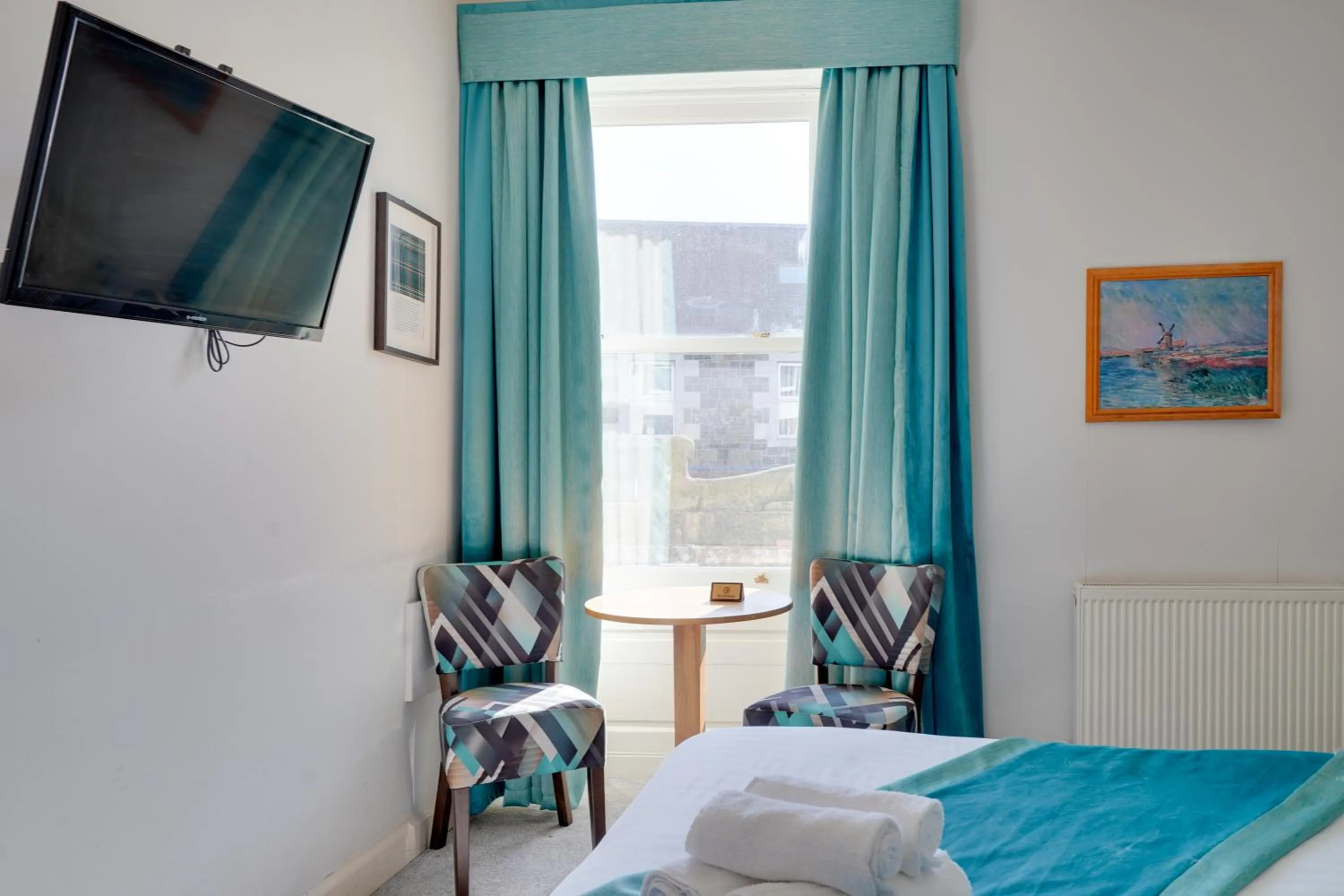 TV and multimedia, Bed in The County Hotel - Self Check-In, Ultra Fast WI-FI, Free Parking, Central Location