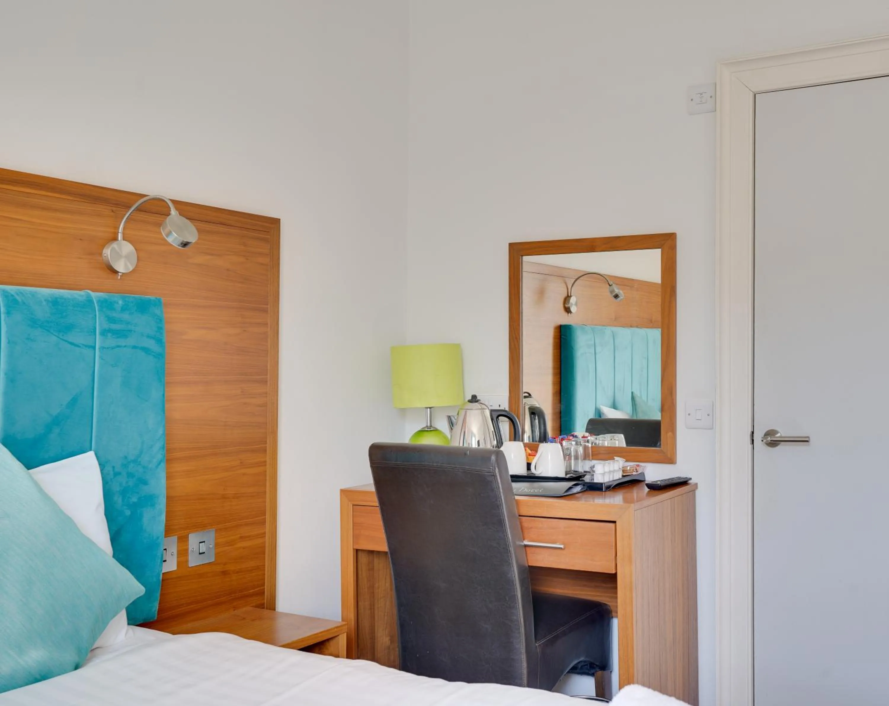 Bed in The County Hotel - Self Check-In, Ultra Fast WI-FI, Free Parking, Central Location