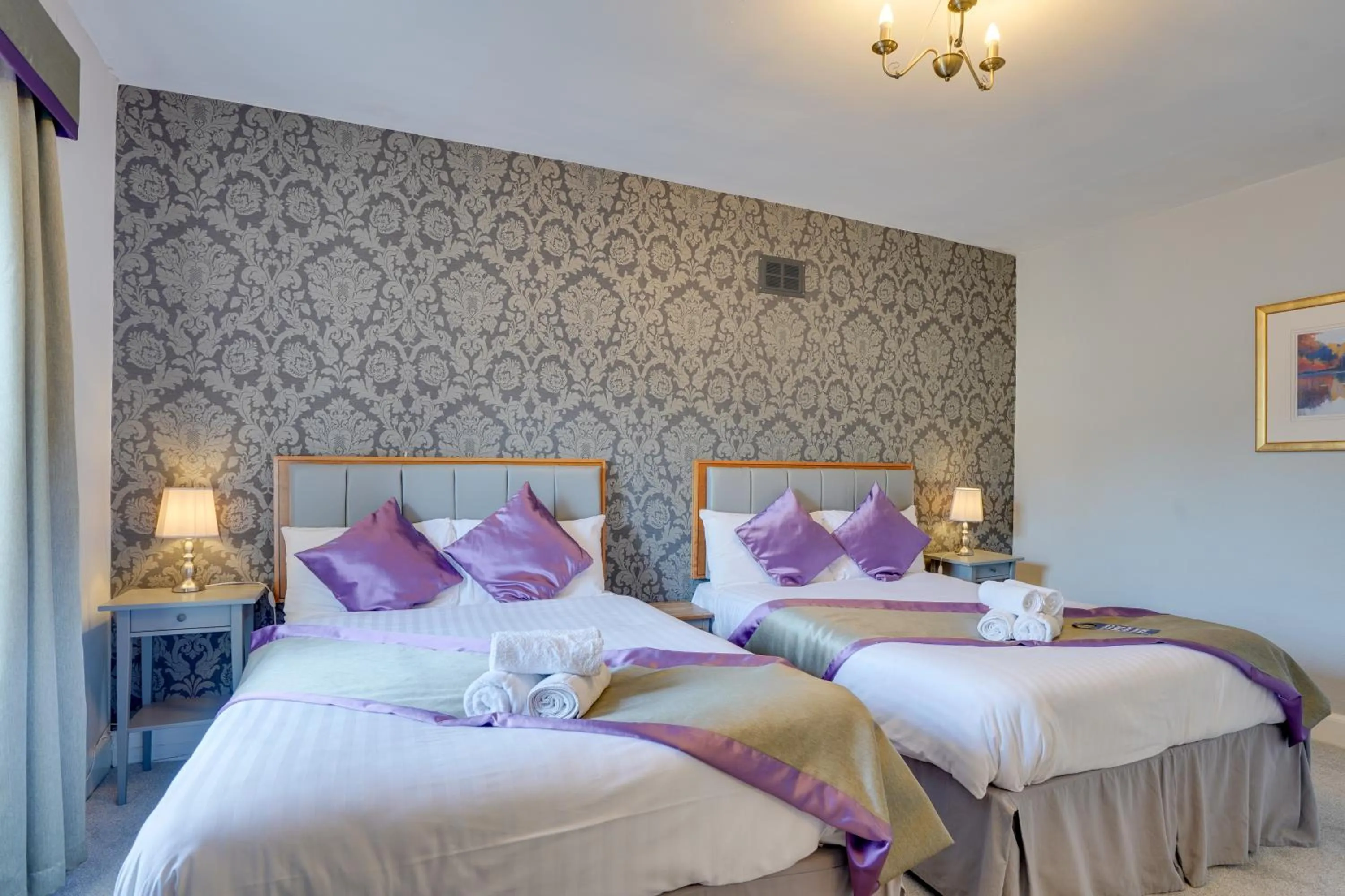 Bed in The County Hotel - Self Check-In, Ultra Fast WI-FI, Free Parking, Central Location