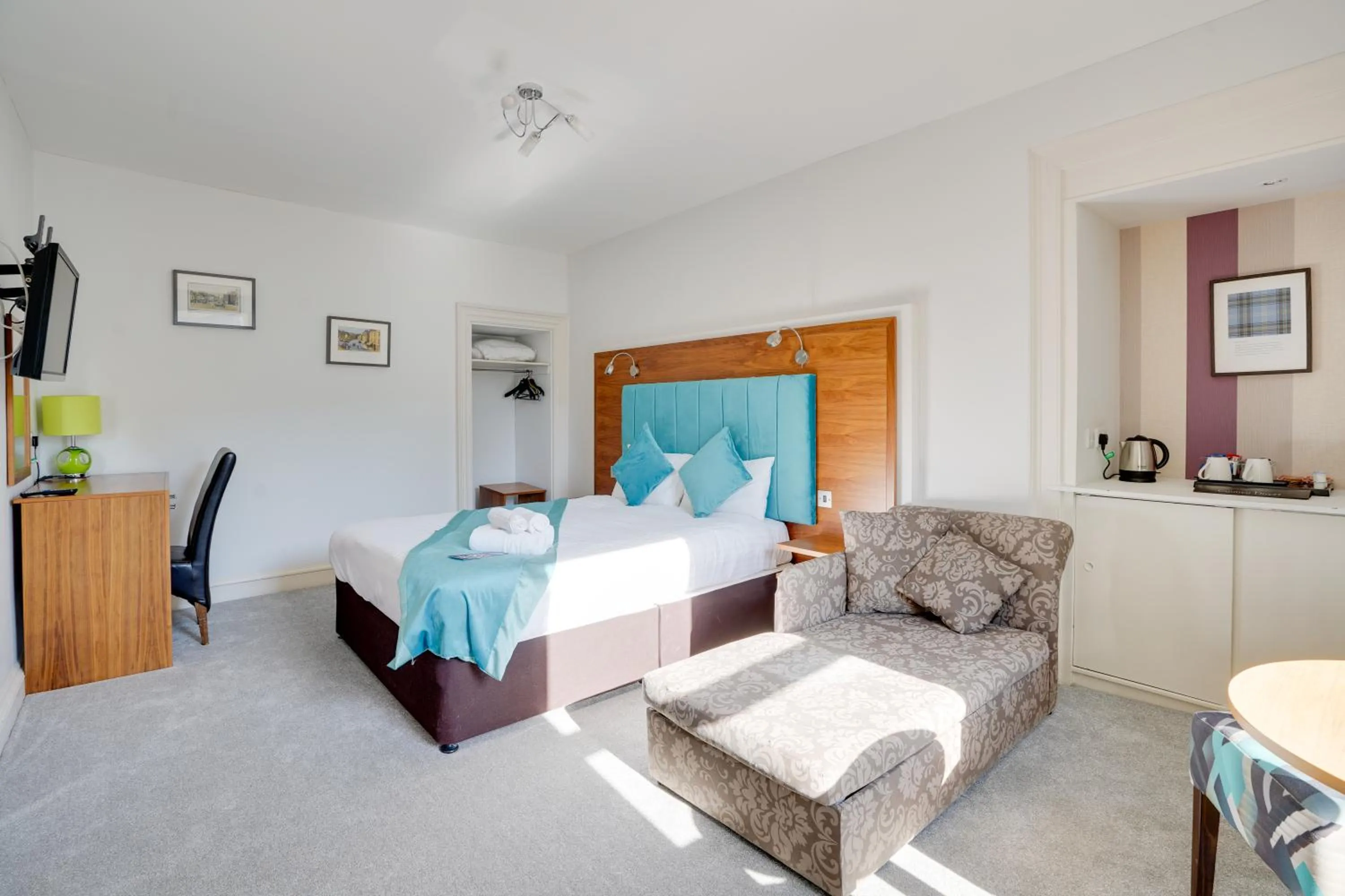 Bed in The County Hotel - Self Check-In, Ultra Fast WI-FI, Free Parking, Central Location