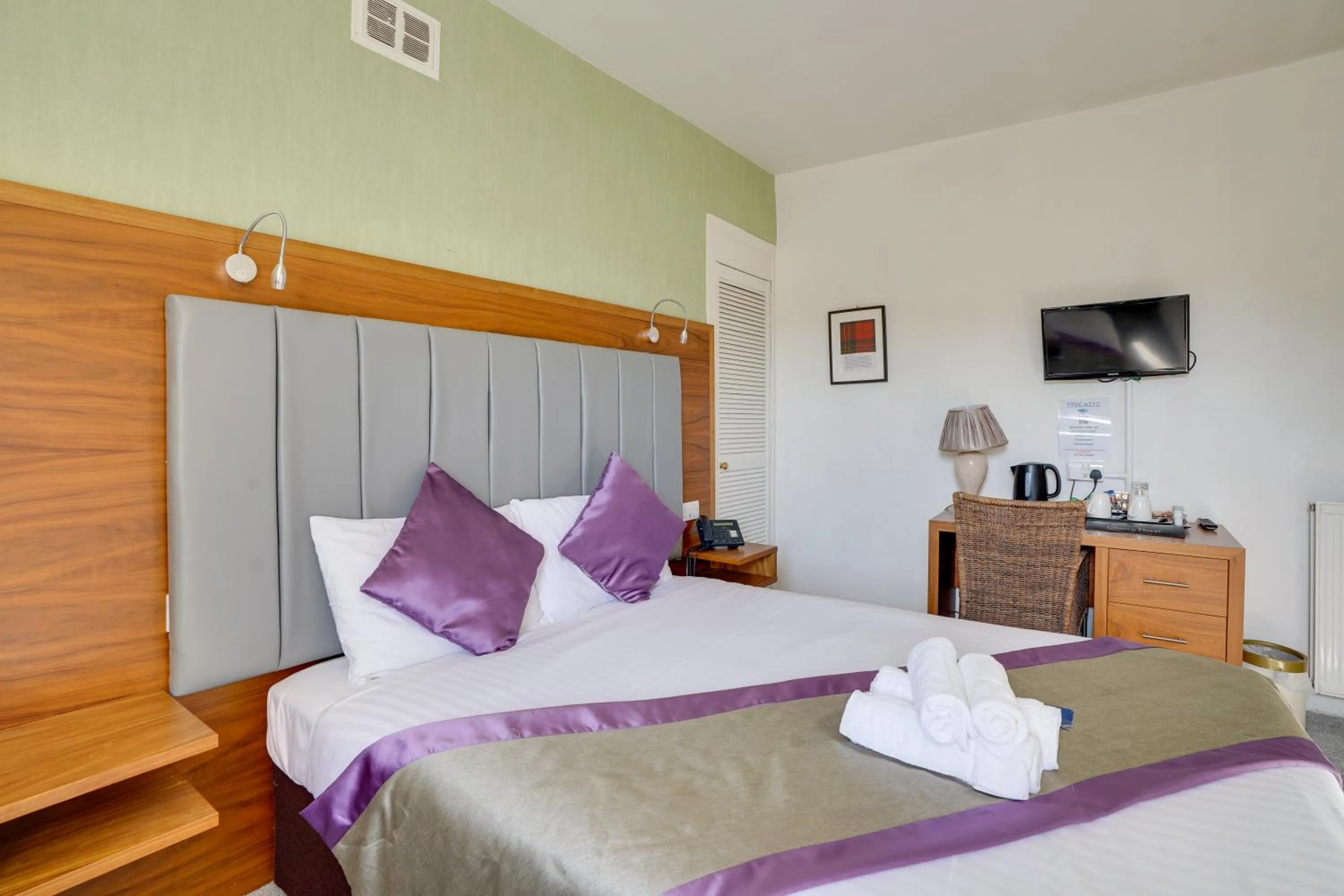 Bed in The County Hotel - Self Check-In, Ultra Fast WI-FI, Free Parking, Central Location