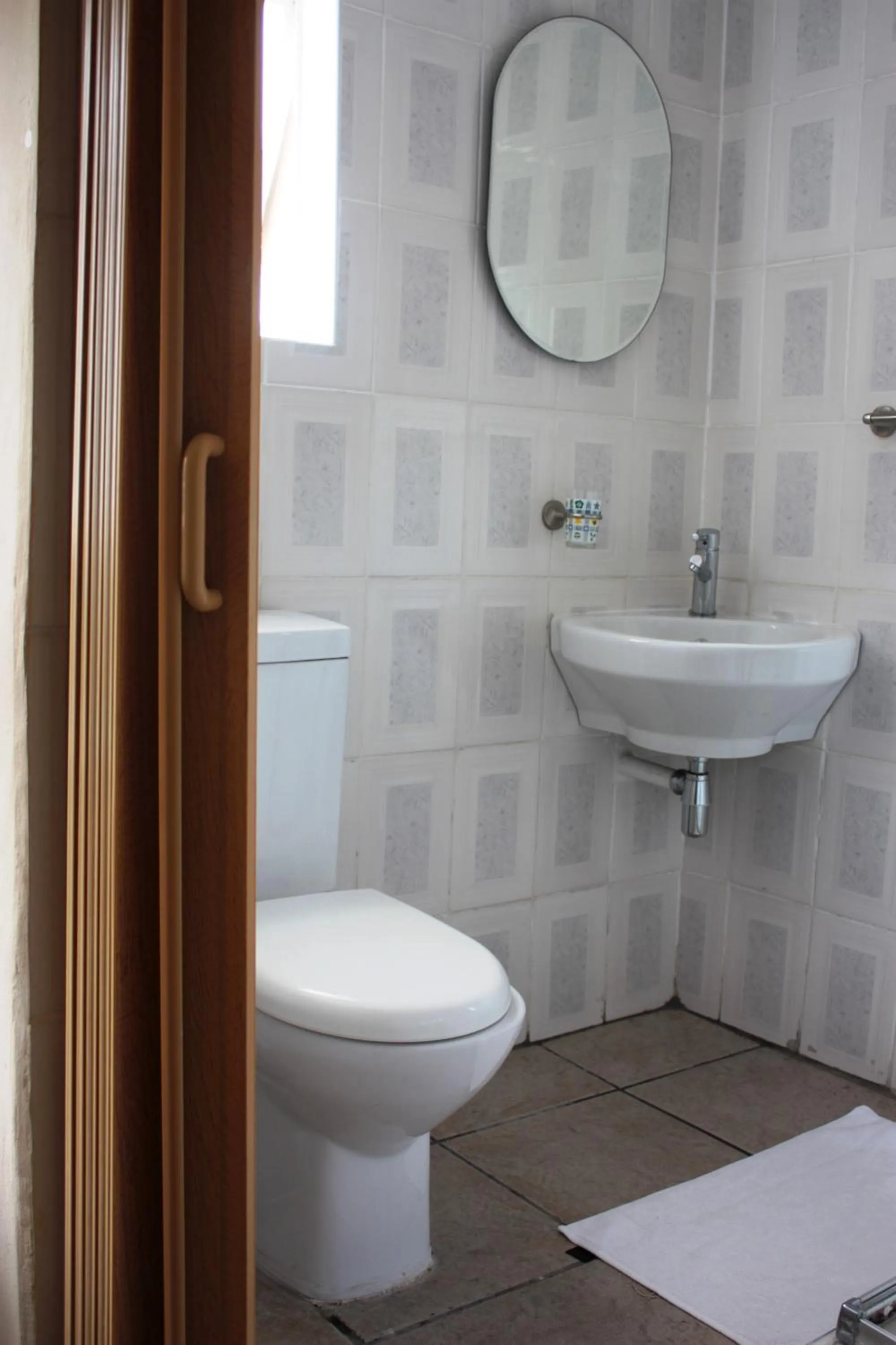 Toilet in Sunnyridge Lodge