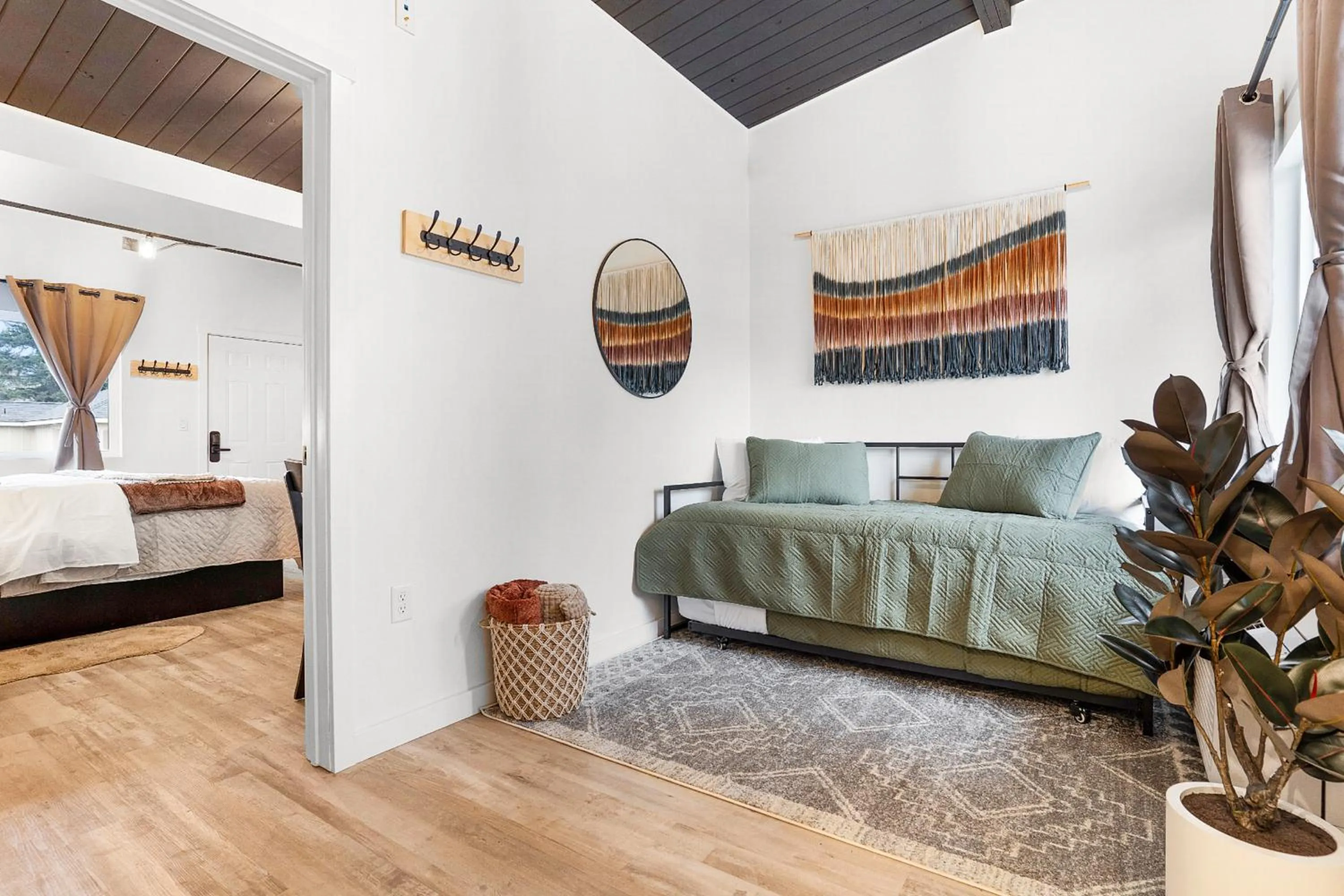 Bedroom, Bed in South Bay Inn