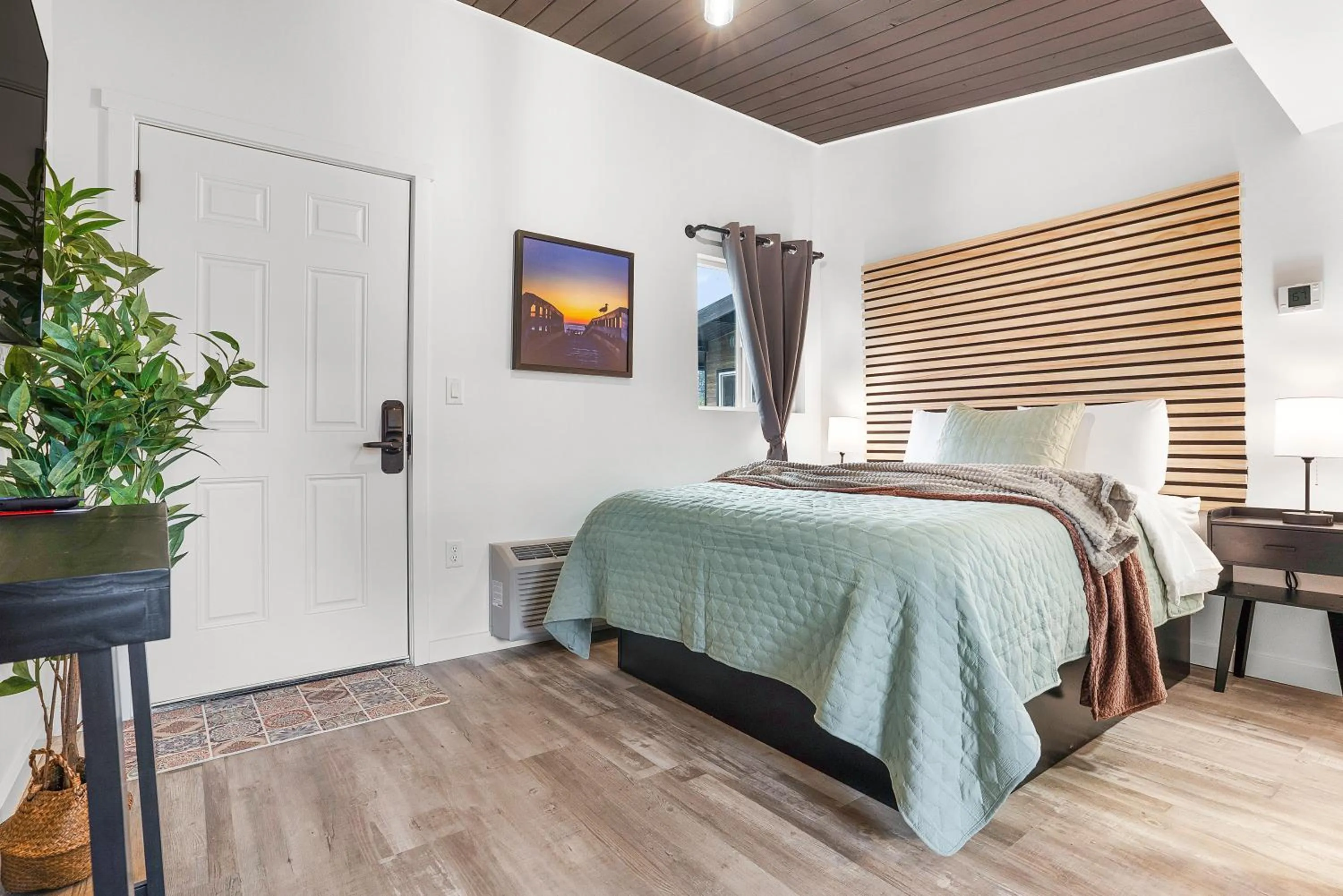 Photo of the whole room, Bed in South Bay Inn