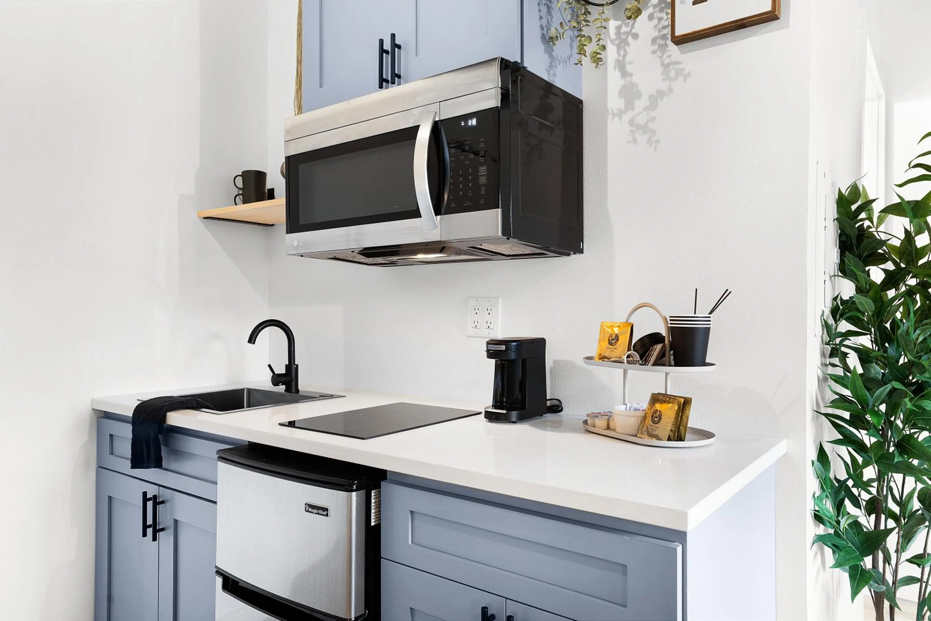 Kitchen or kitchenette in South Bay Inn