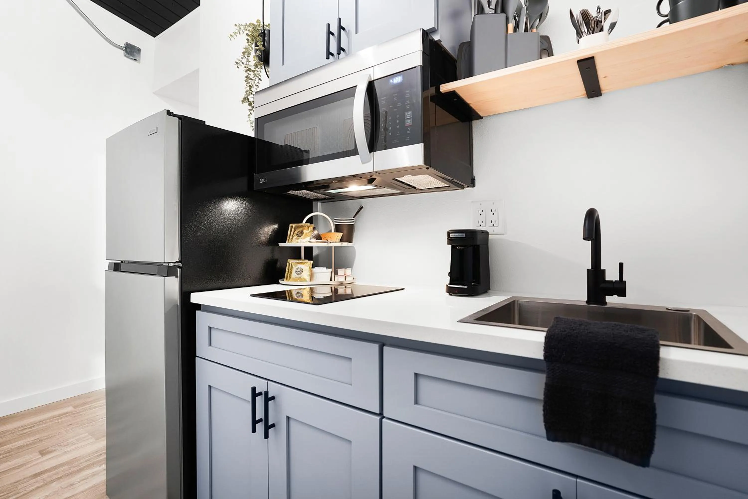 Kitchen or kitchenette in South Bay Inn