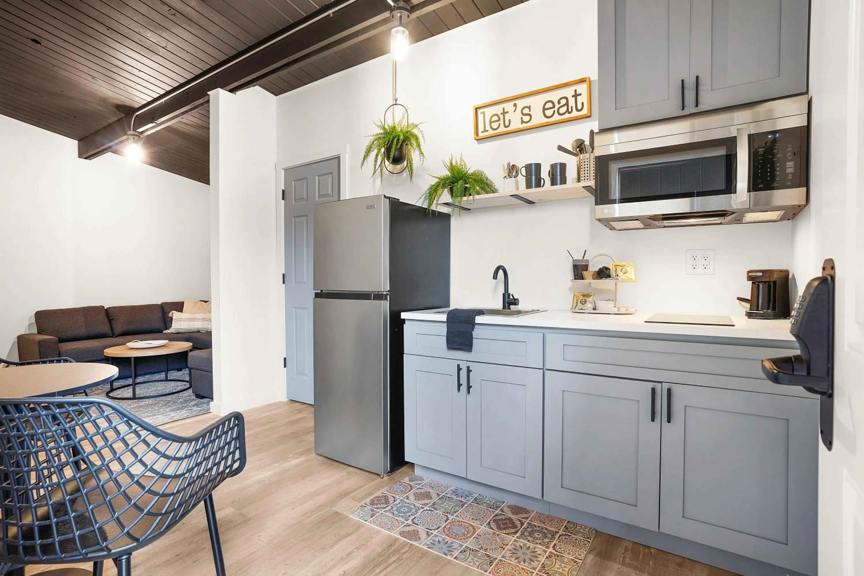 Kitchen or kitchenette in South Bay Inn