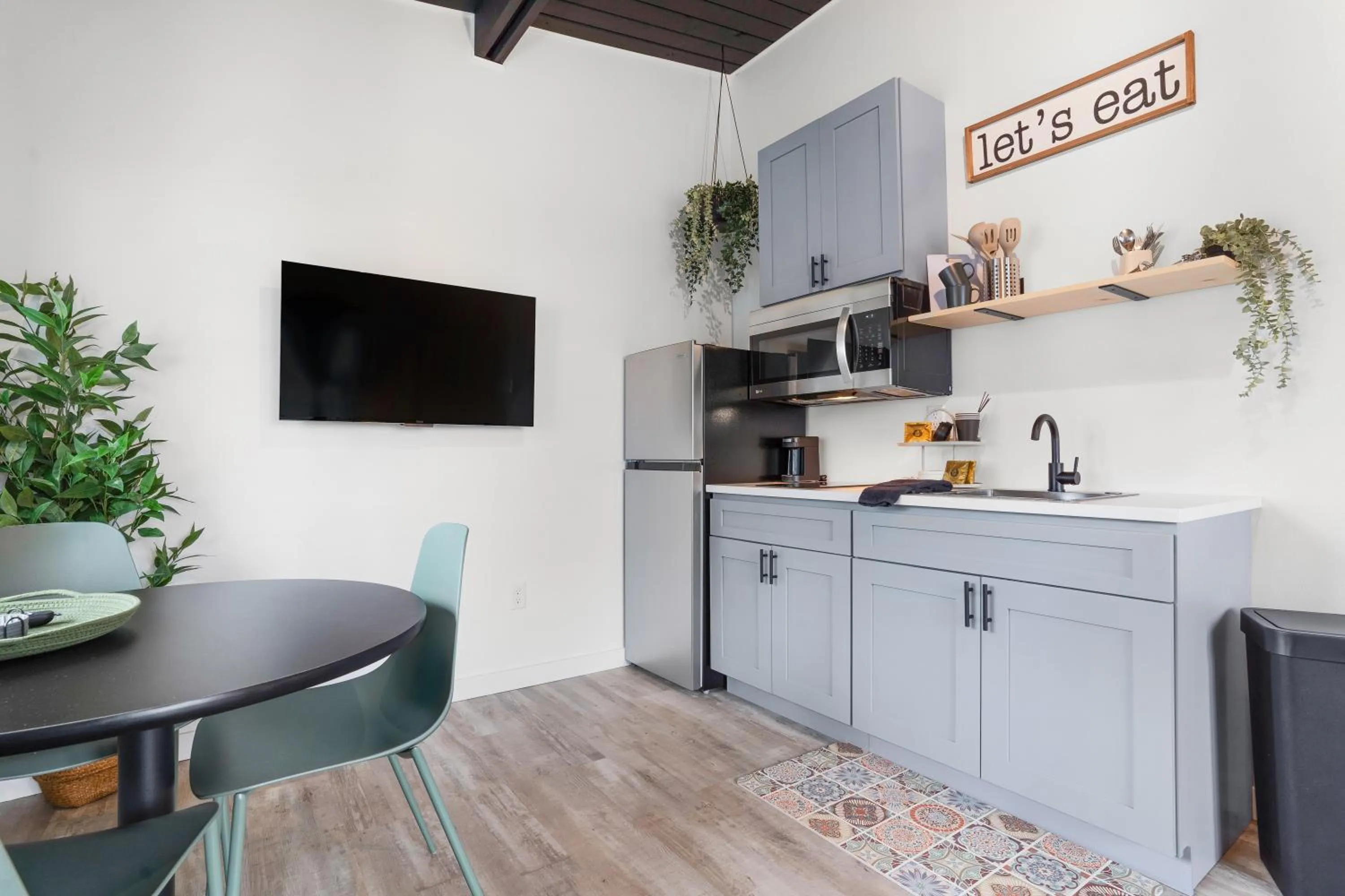 Kitchen or kitchenette in South Bay Inn