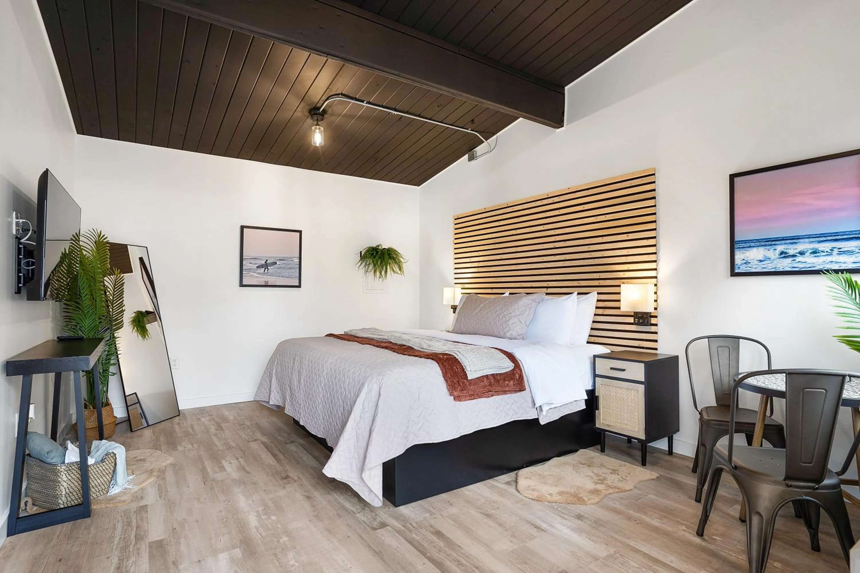 Photo of the whole room, Bed in South Bay Inn