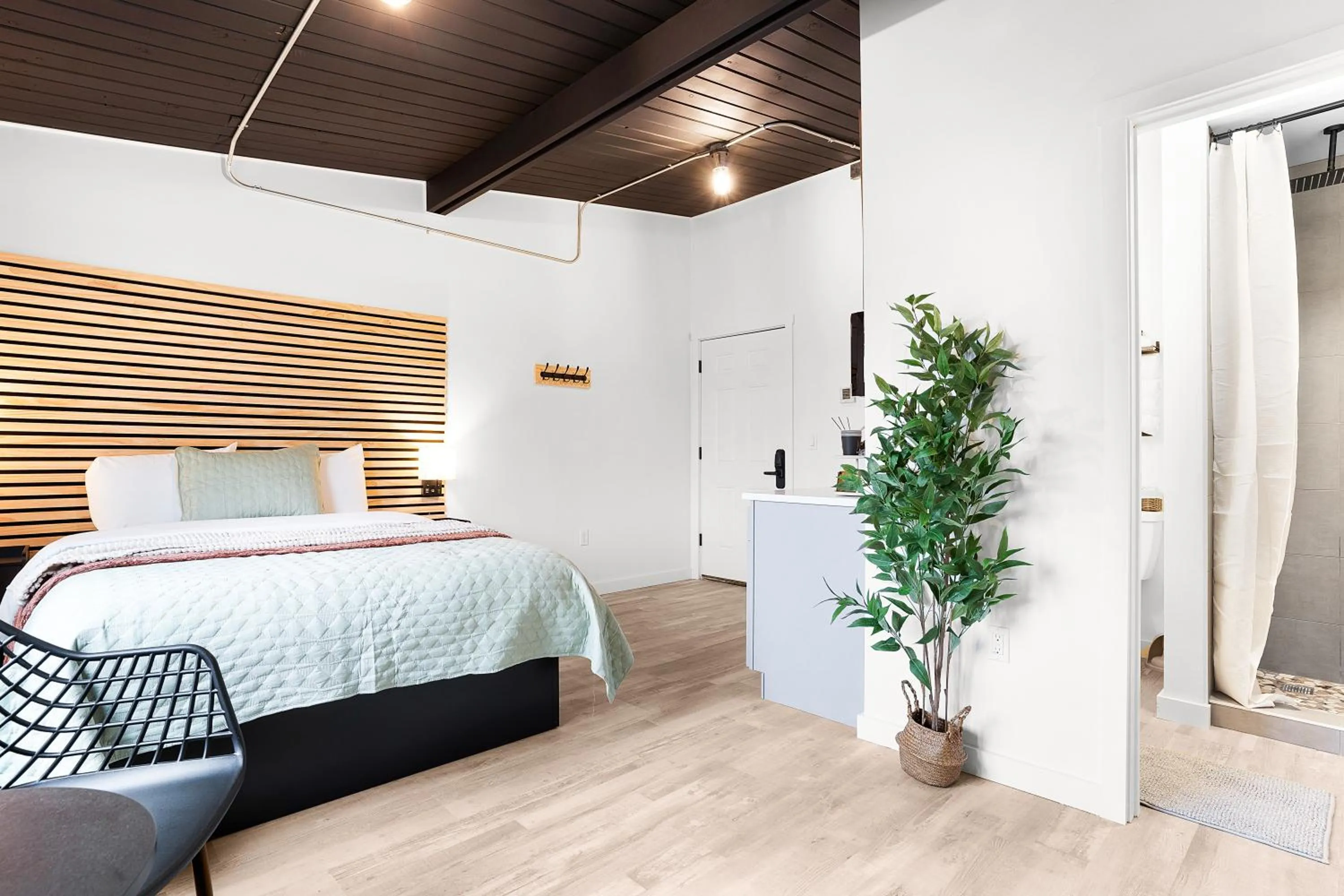 Photo of the whole room, Bed in South Bay Inn