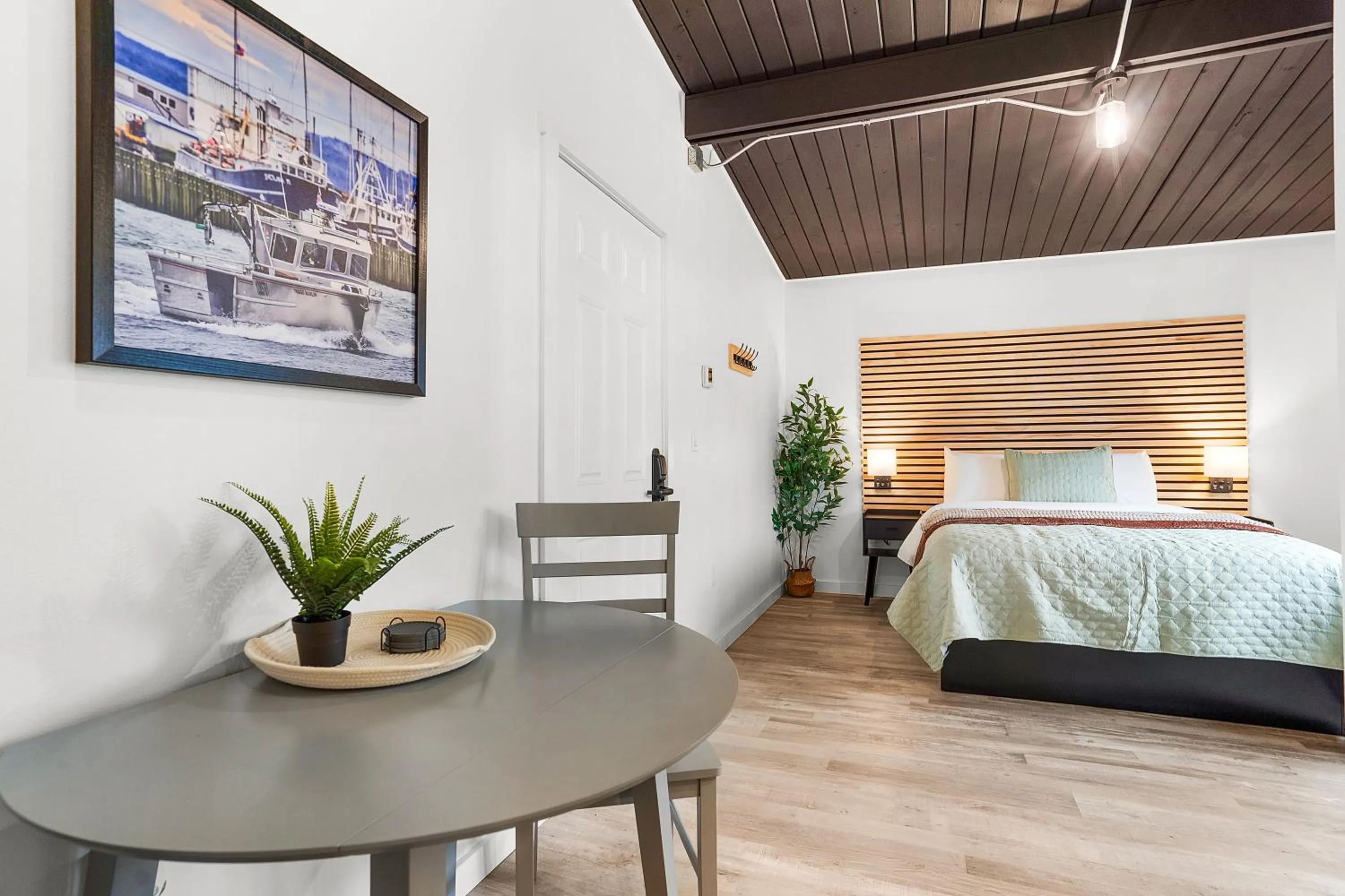 Photo of the whole room, Bed in South Bay Inn