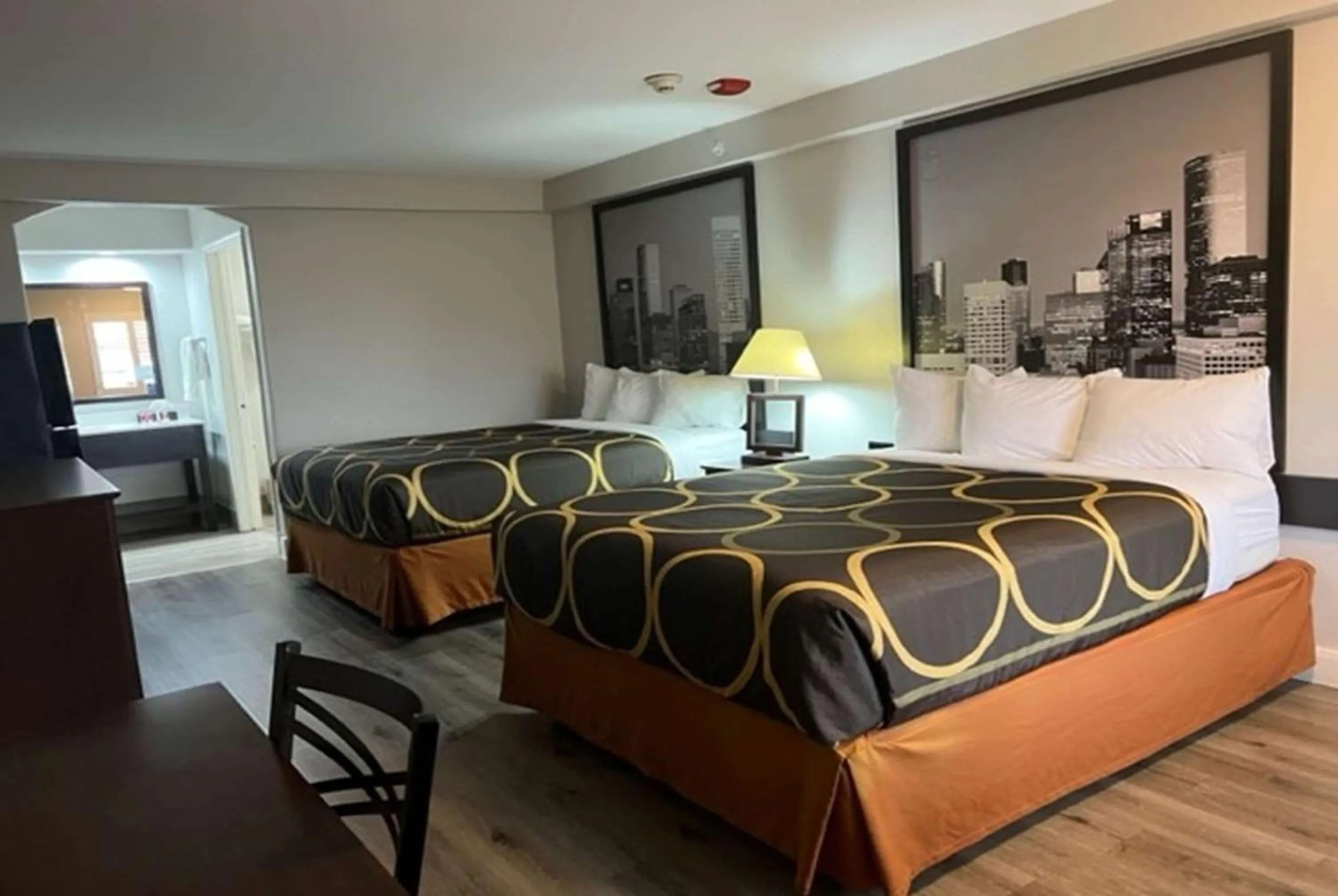 Photo of the whole room, Bed in Super 8 by Wyndham Mont Belvieu - Baytown East