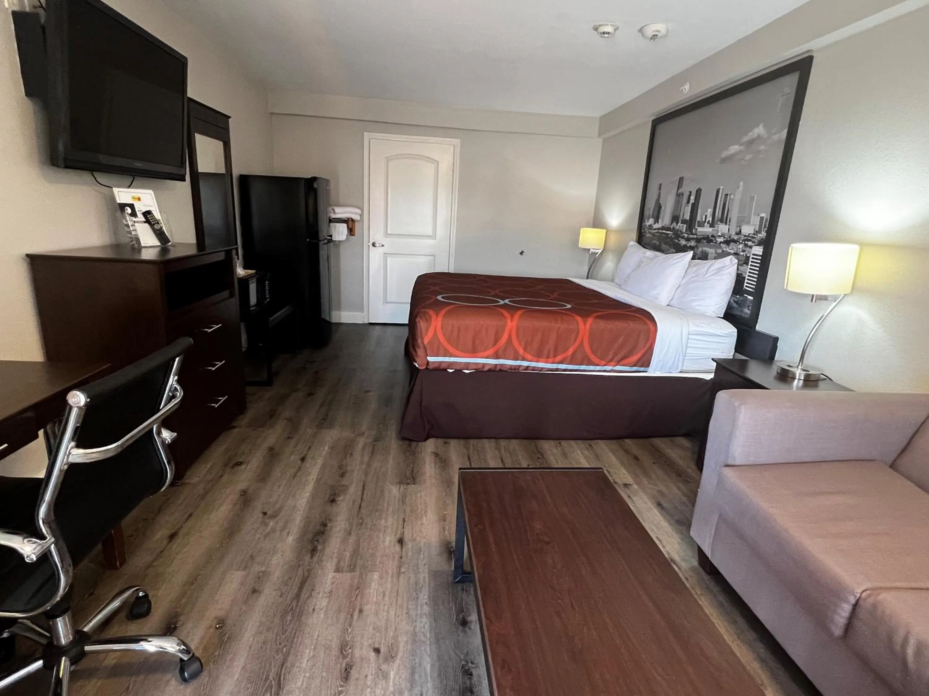 Photo of the whole room in Super 8 by Wyndham Mont Belvieu - Baytown East